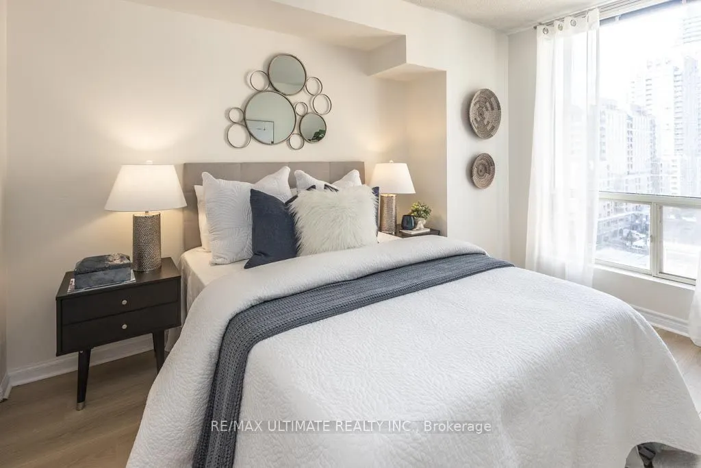 25 Grenville Street, #1010