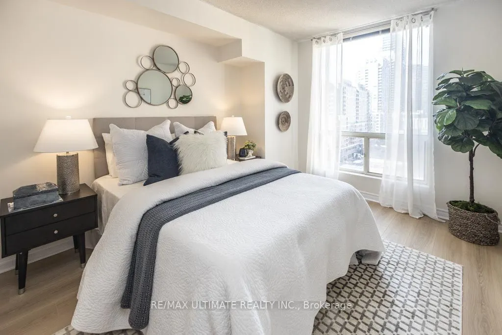 25 Grenville Street, #1010