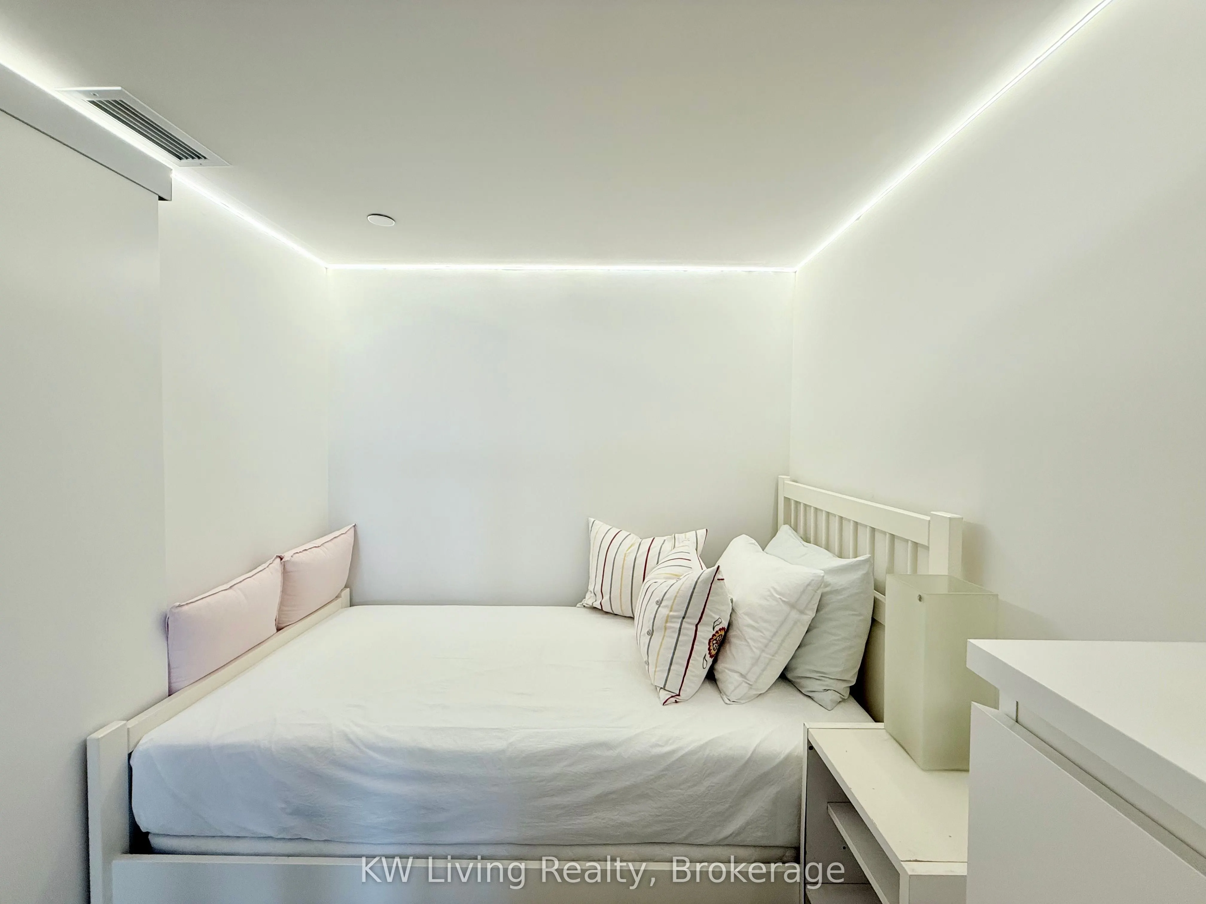 8 Hillsdale Avenue E, #725