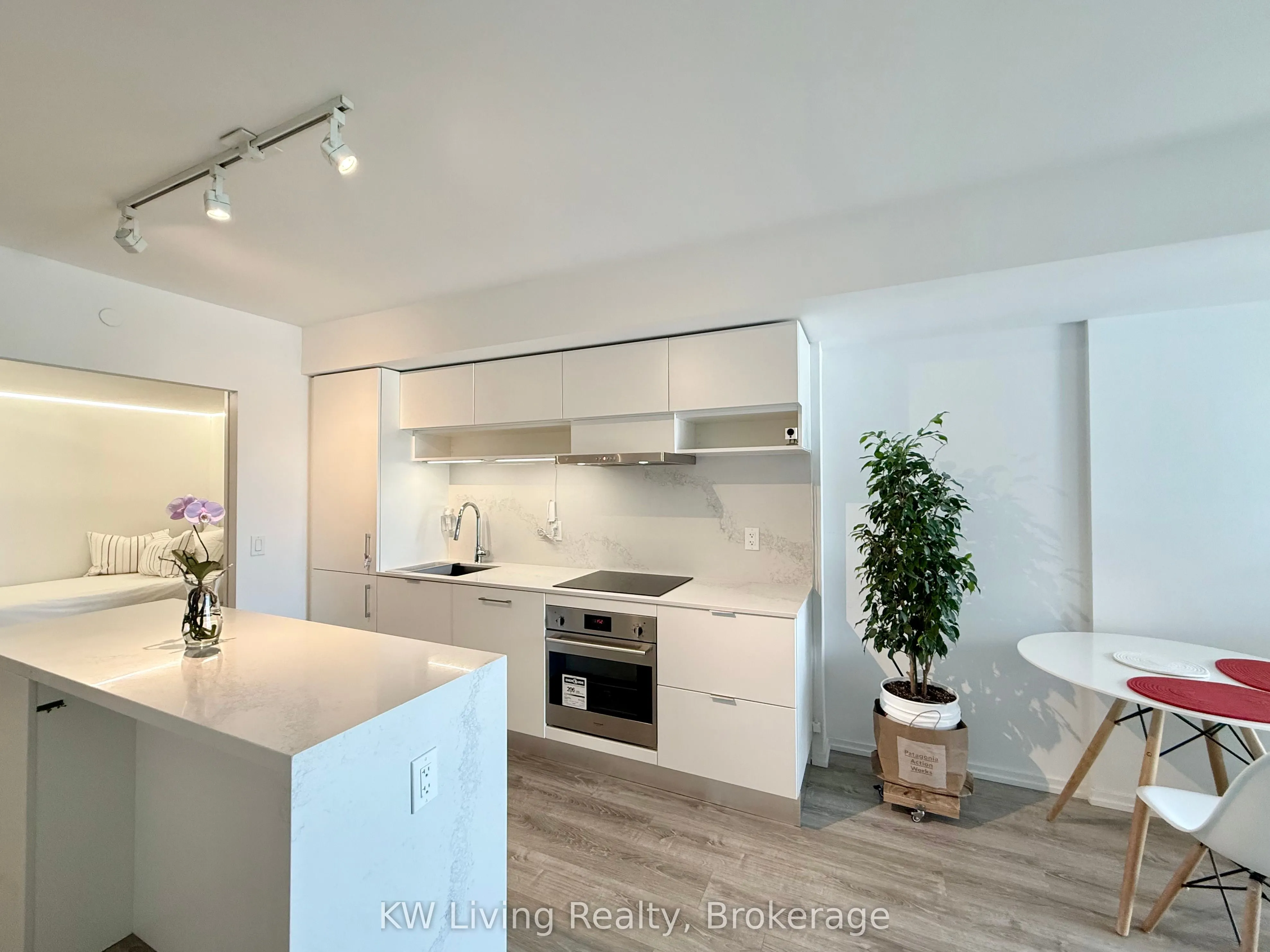 8 Hillsdale Avenue E, #725