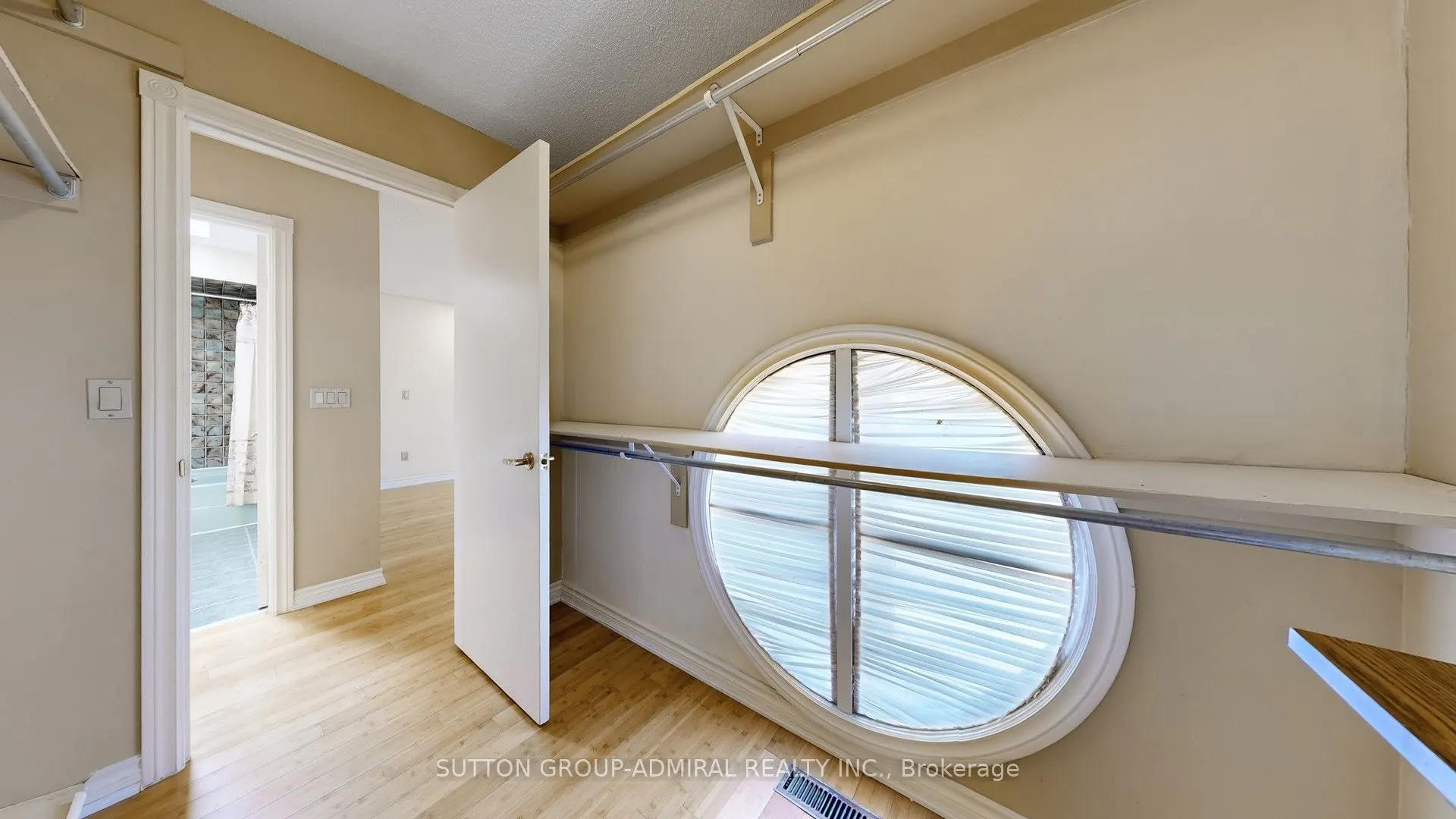 33 Carnival Court