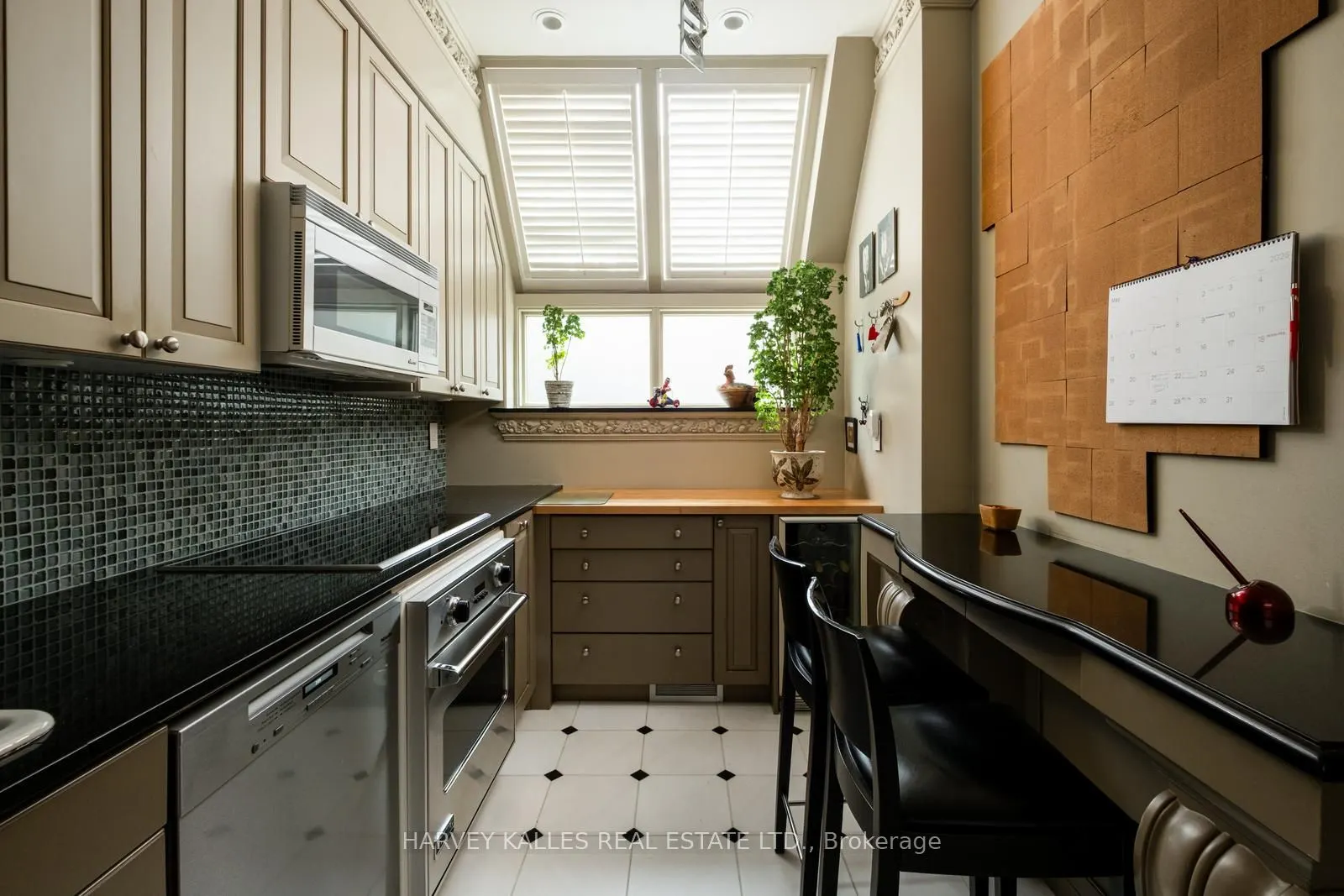 12 Macpherson Avenue, #3