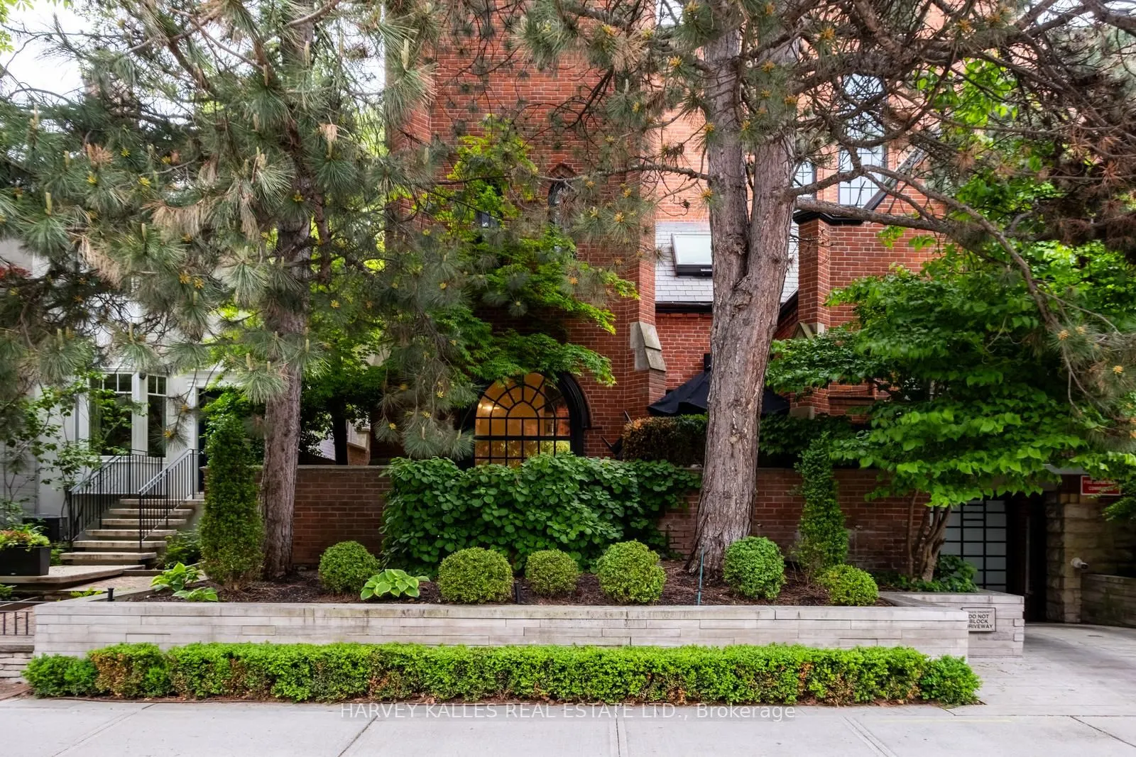 12 Macpherson Avenue, #3