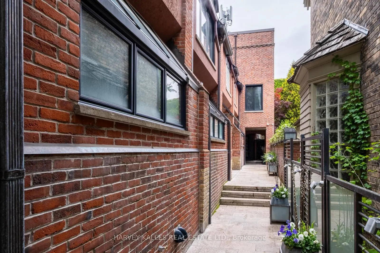 12 Macpherson Avenue, #3