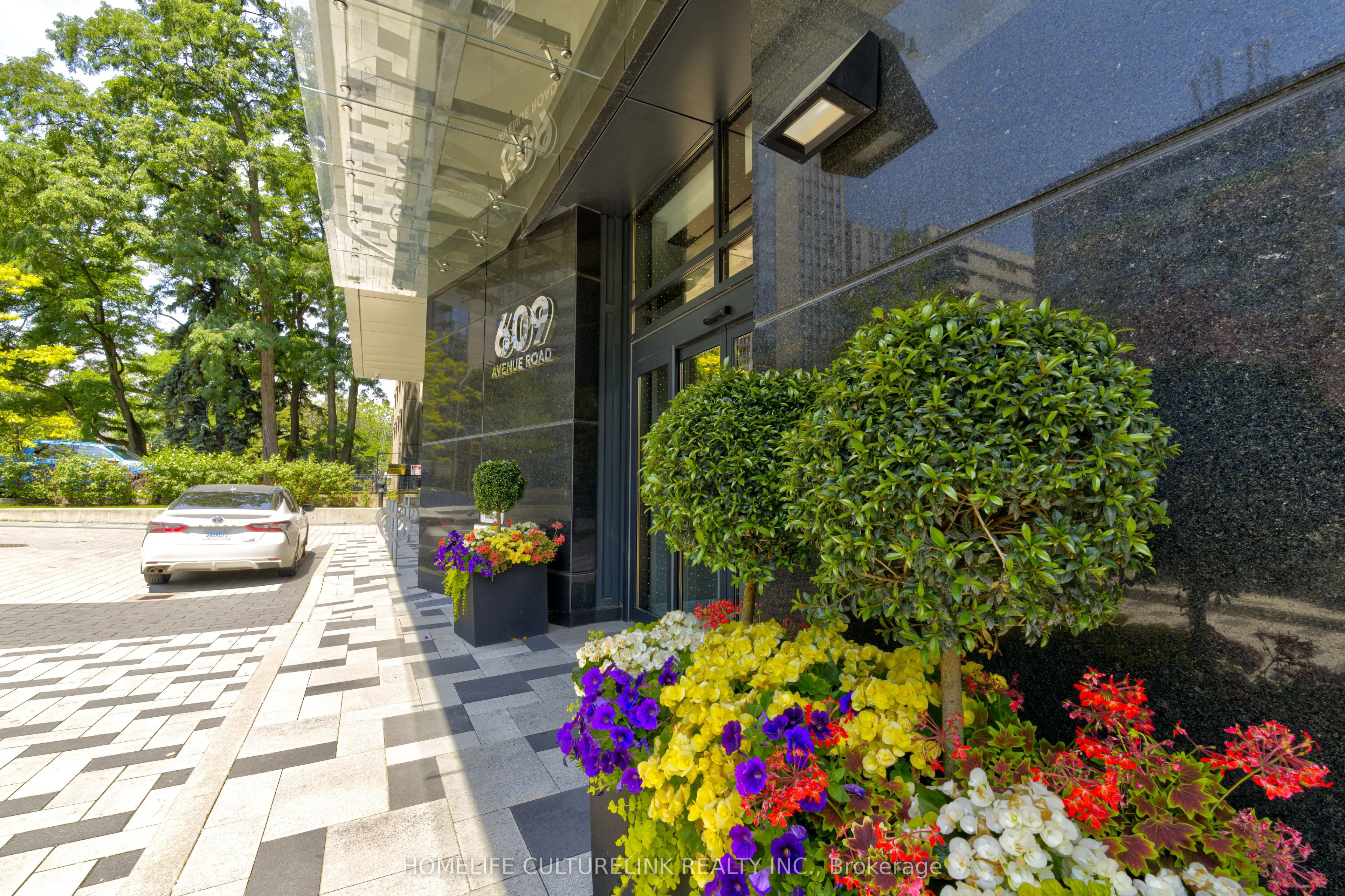609 Avenue Road, #1704