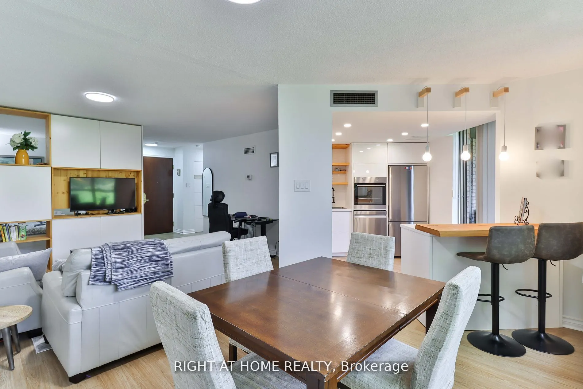 1210 Don Mills Road, #206