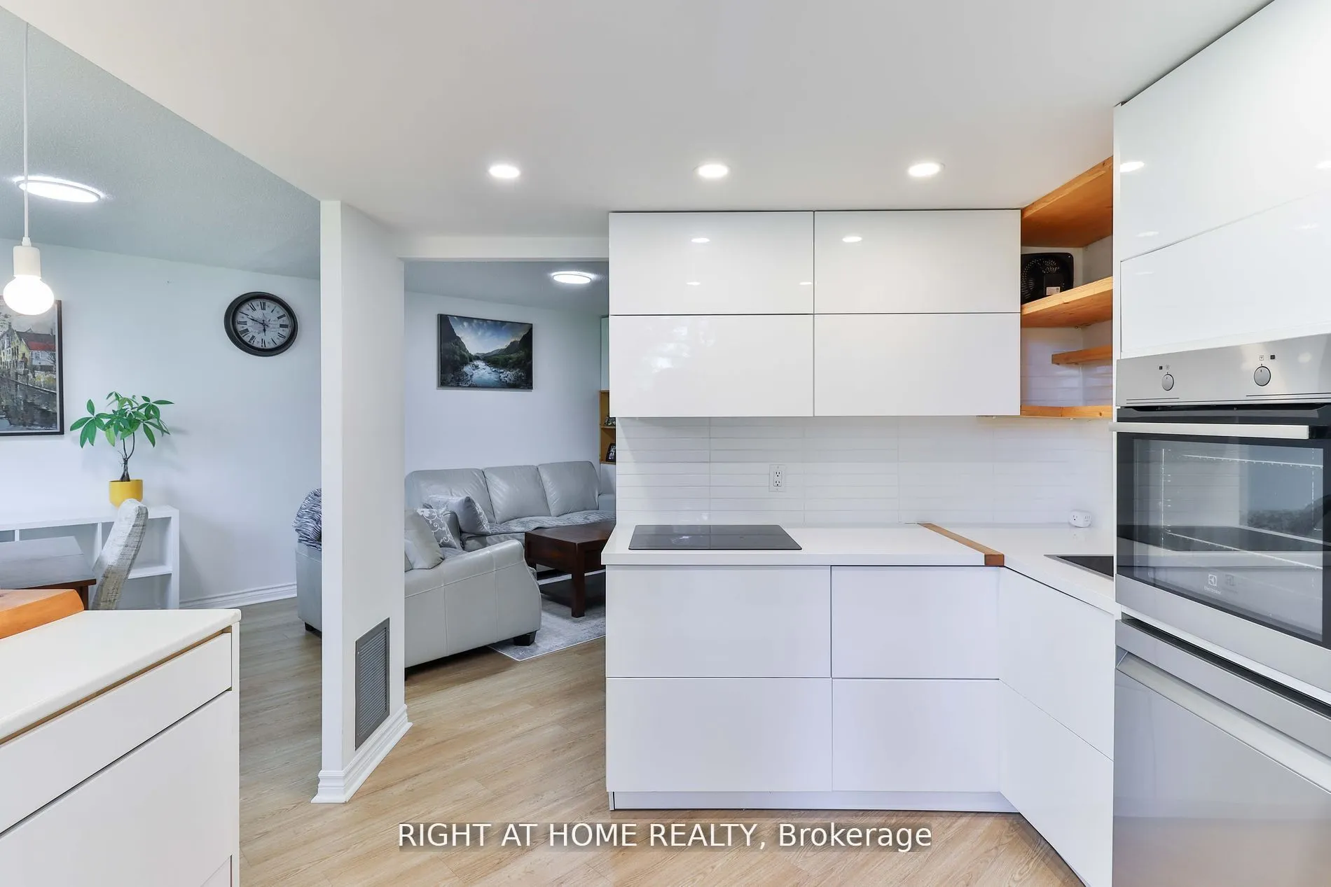 1210 Don Mills Road, #206