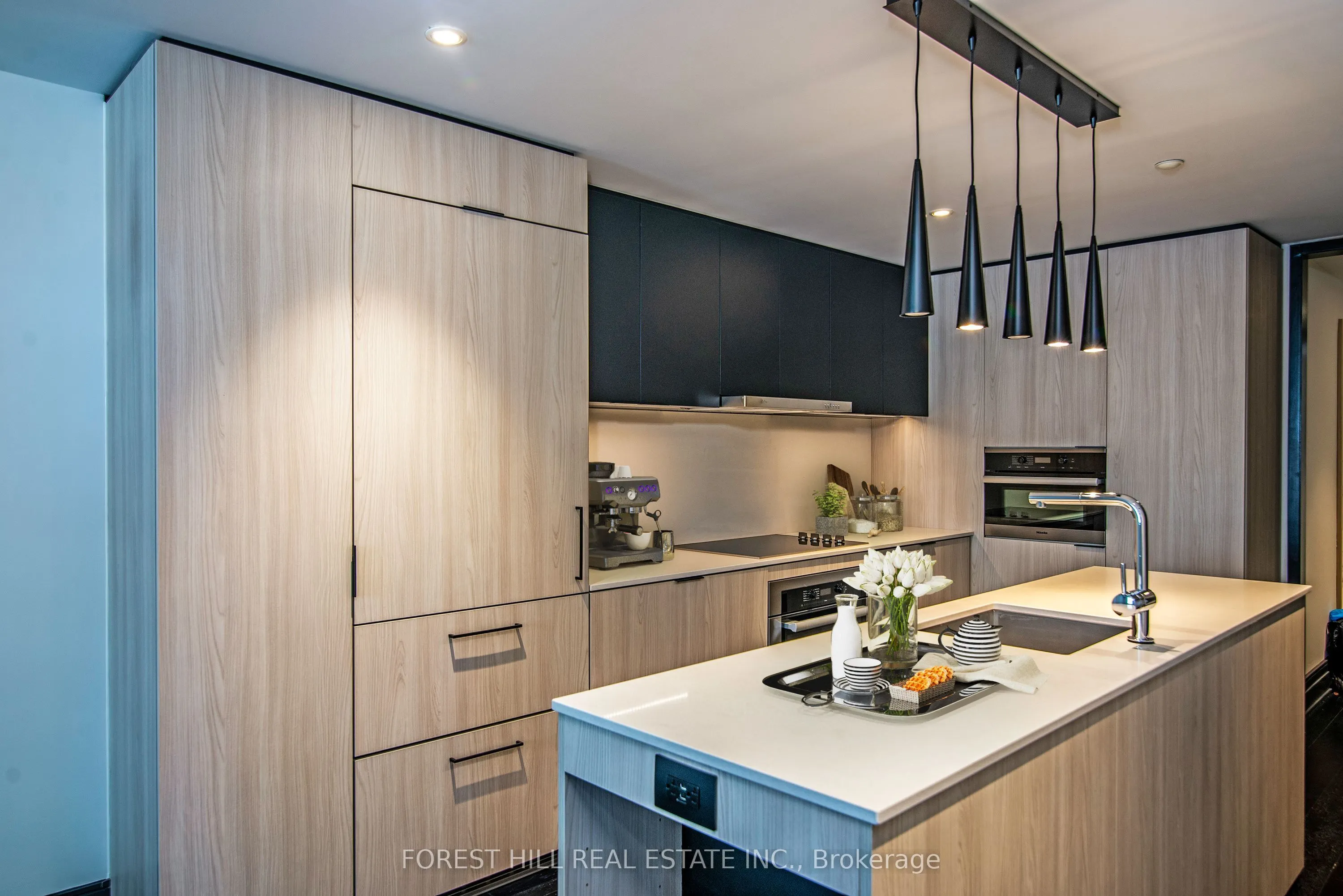 2 Avenue Road, #401