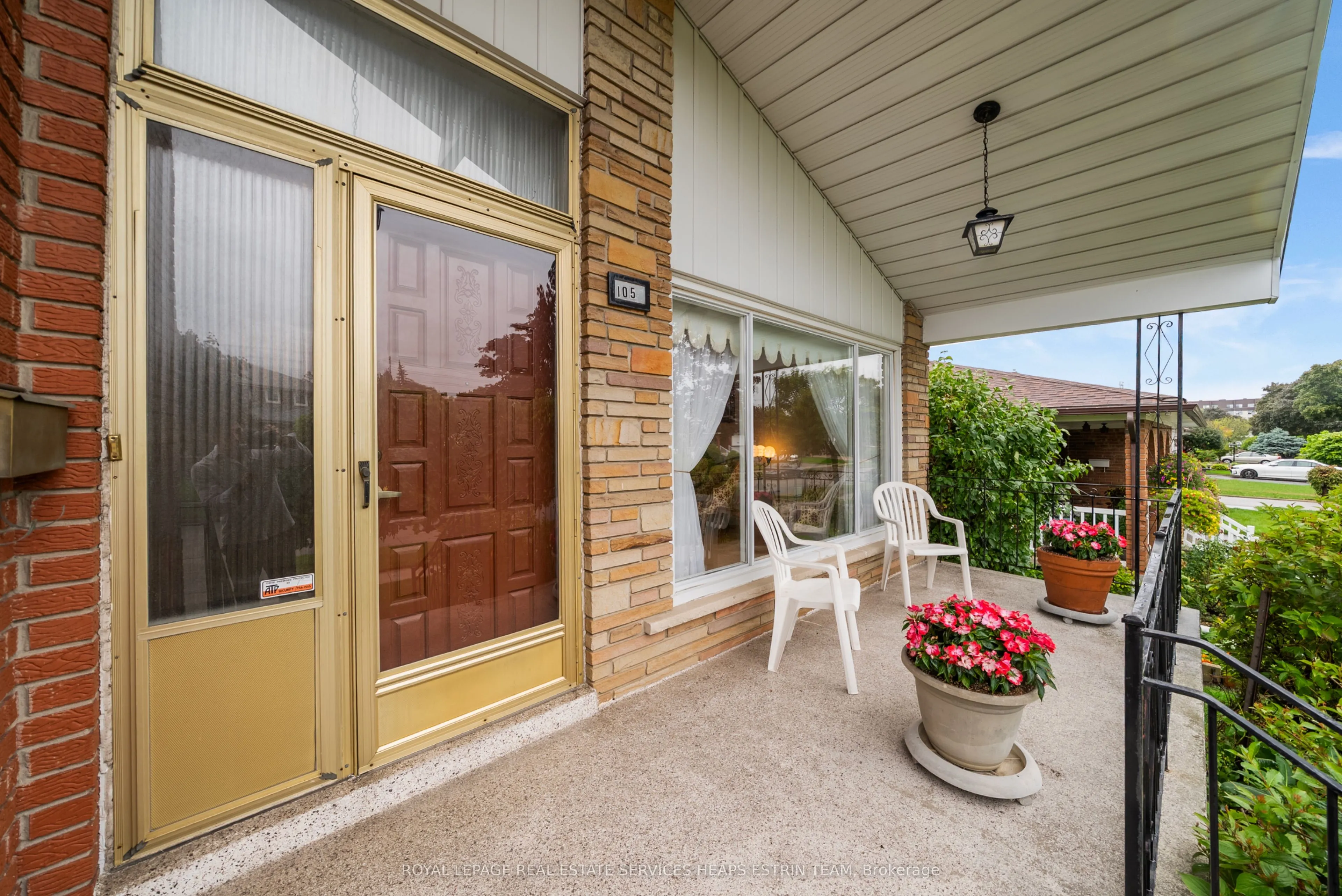 105 Bickerton Crescent