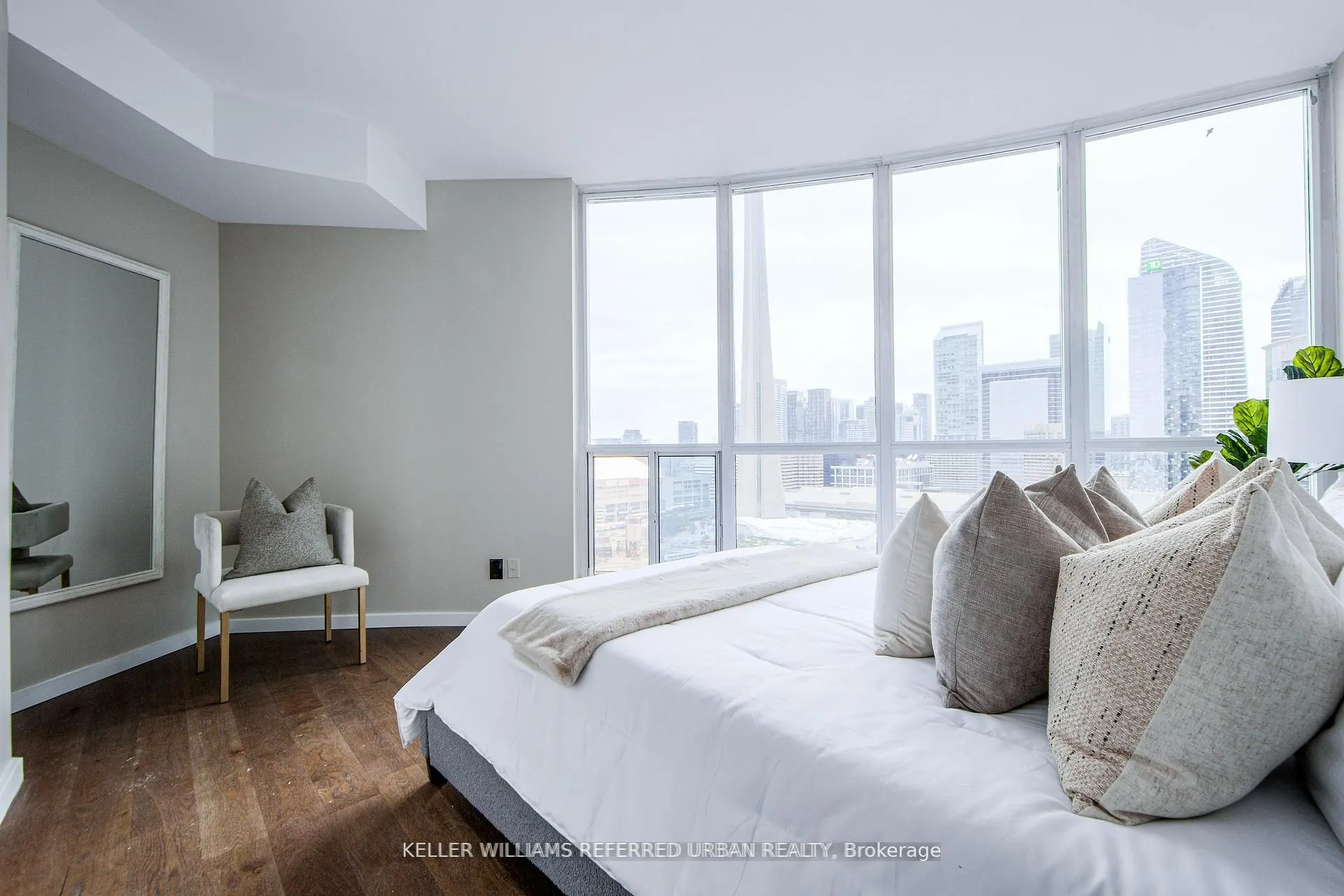 218 Queens Quay W, #2501