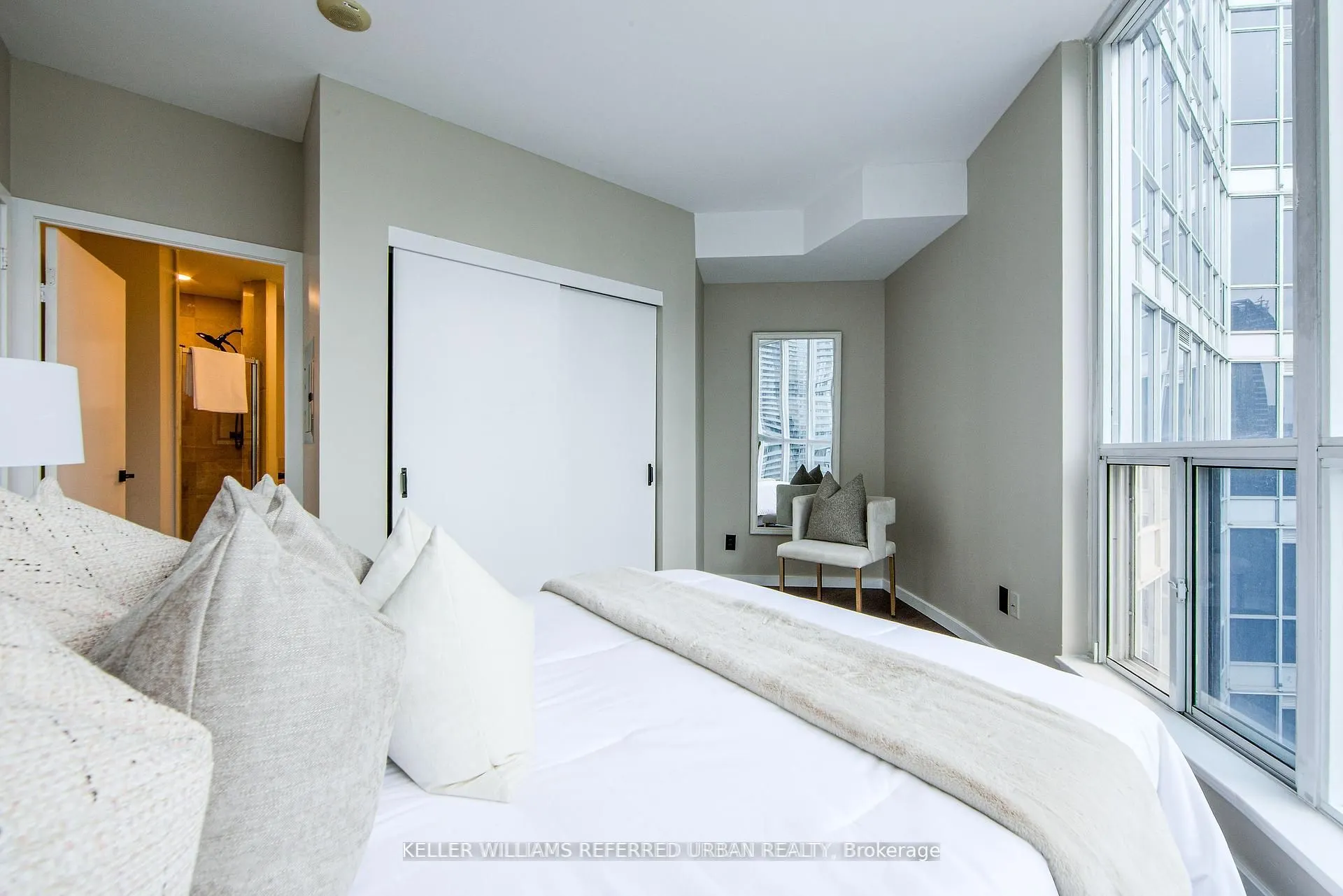 218 Queens Quay W, #2501