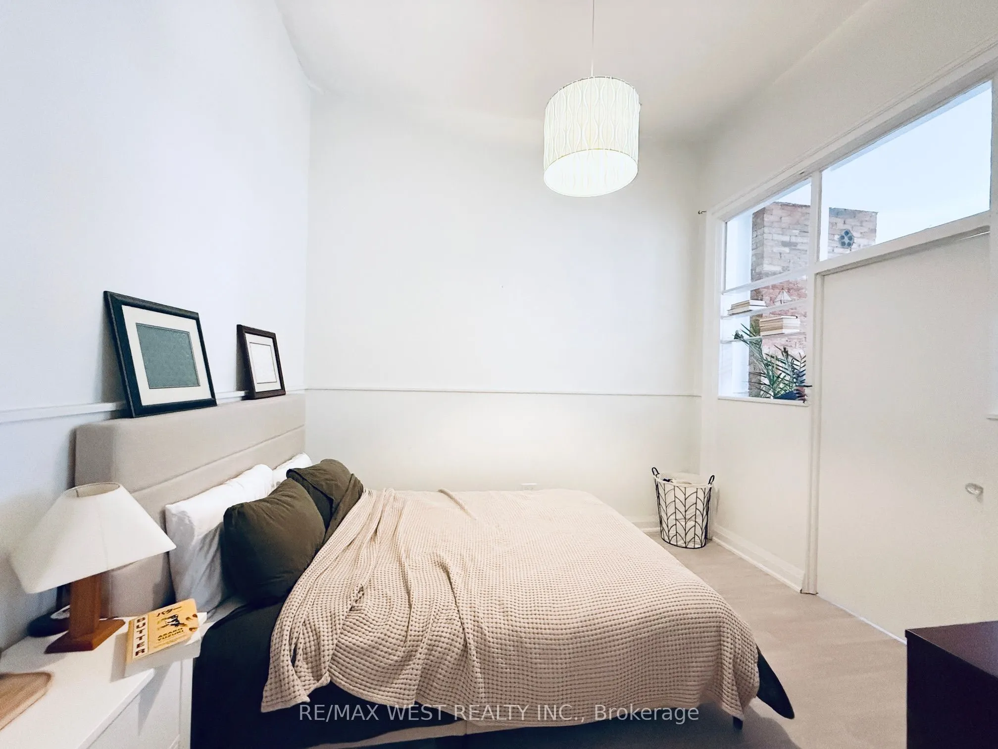 588 Yonge Street, #2nd Flr