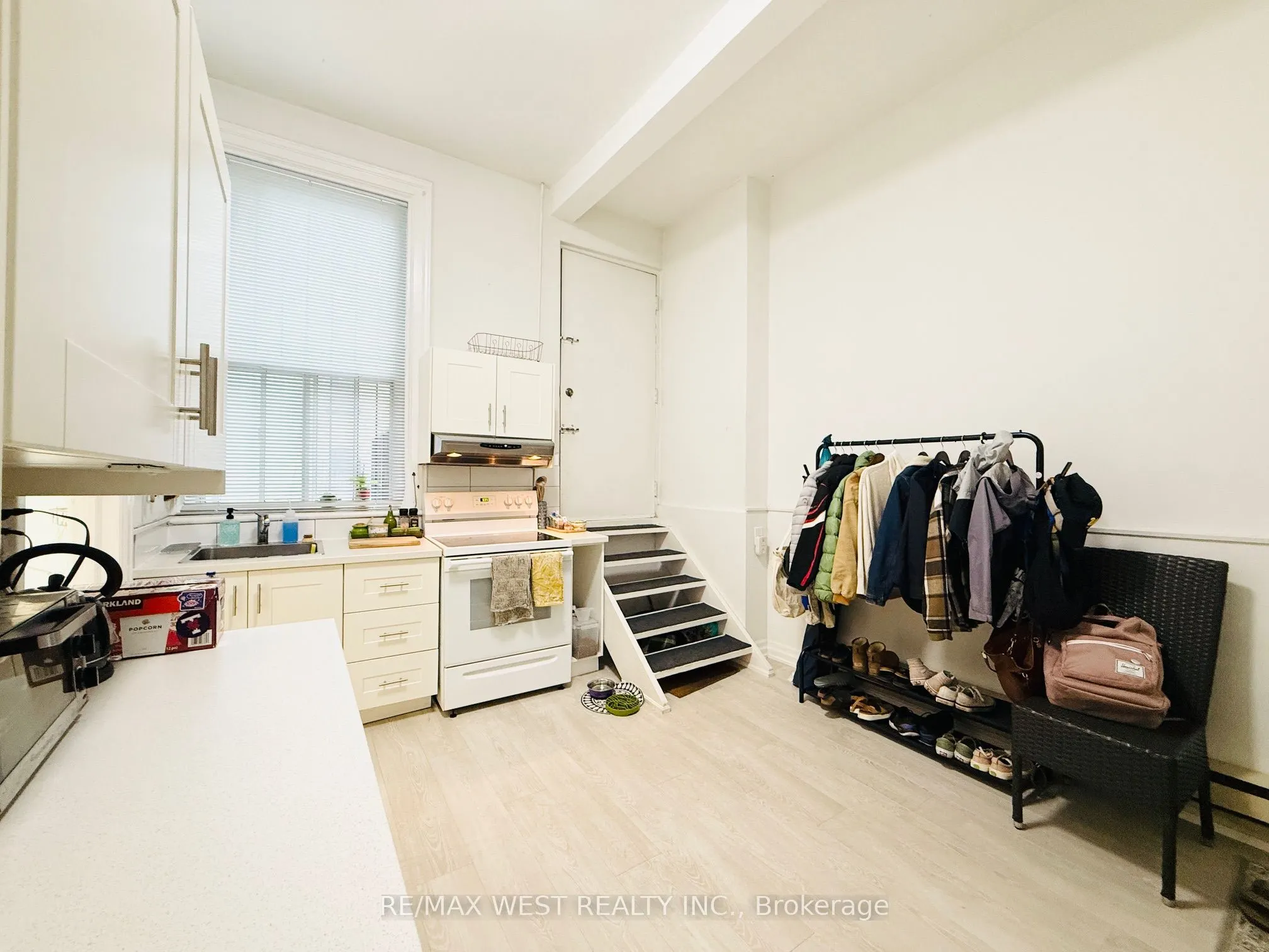 588 Yonge Street, #2nd Flr
