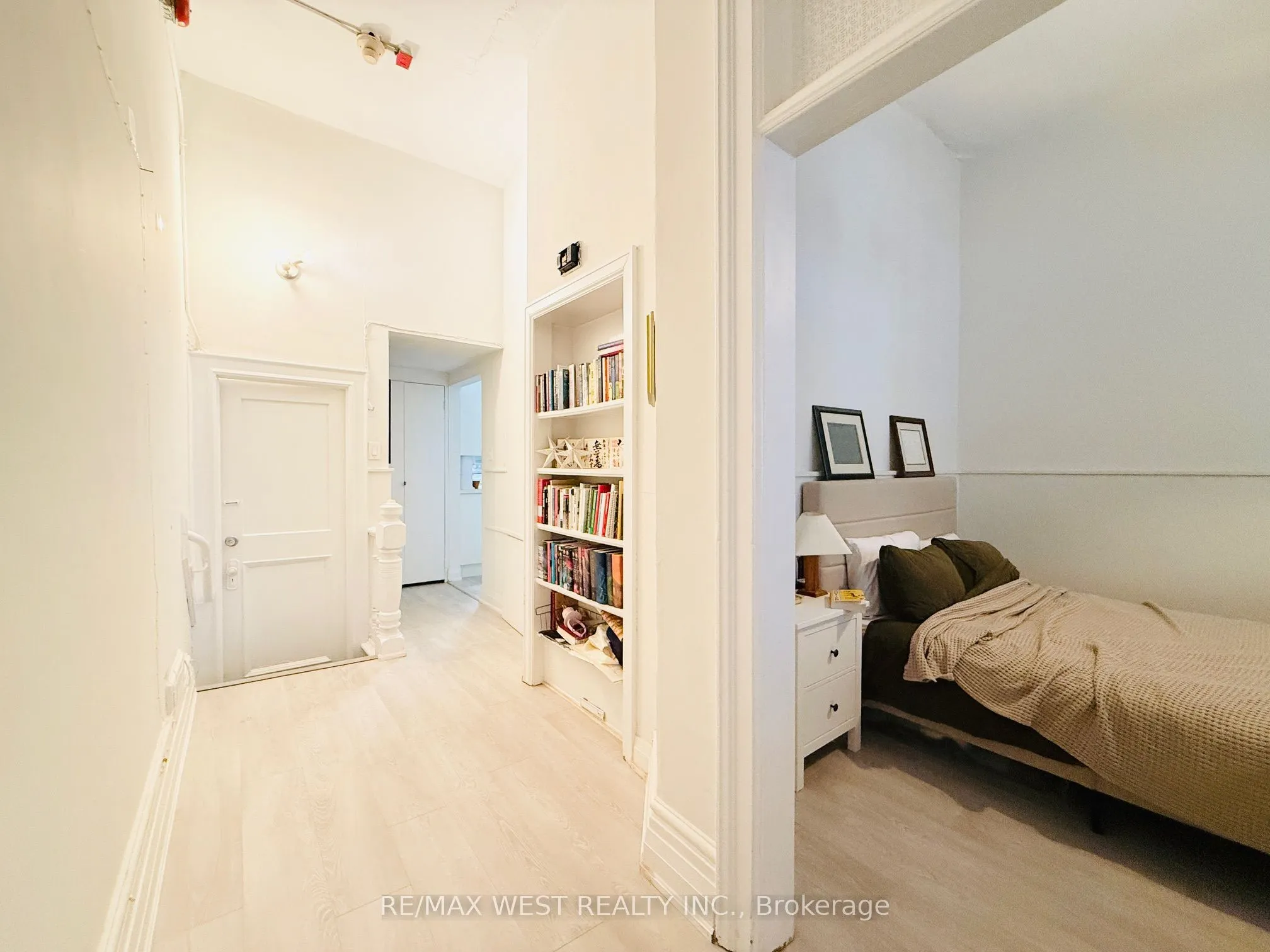 588 Yonge Street, #2nd Flr