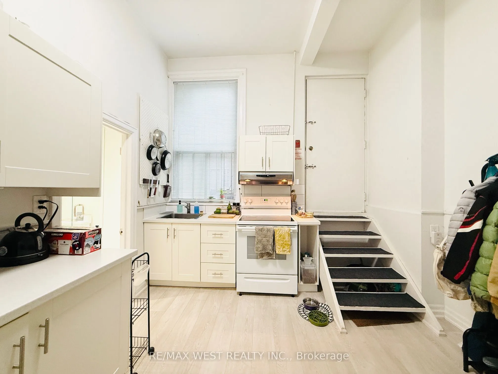 588 Yonge Street, #2nd Flr