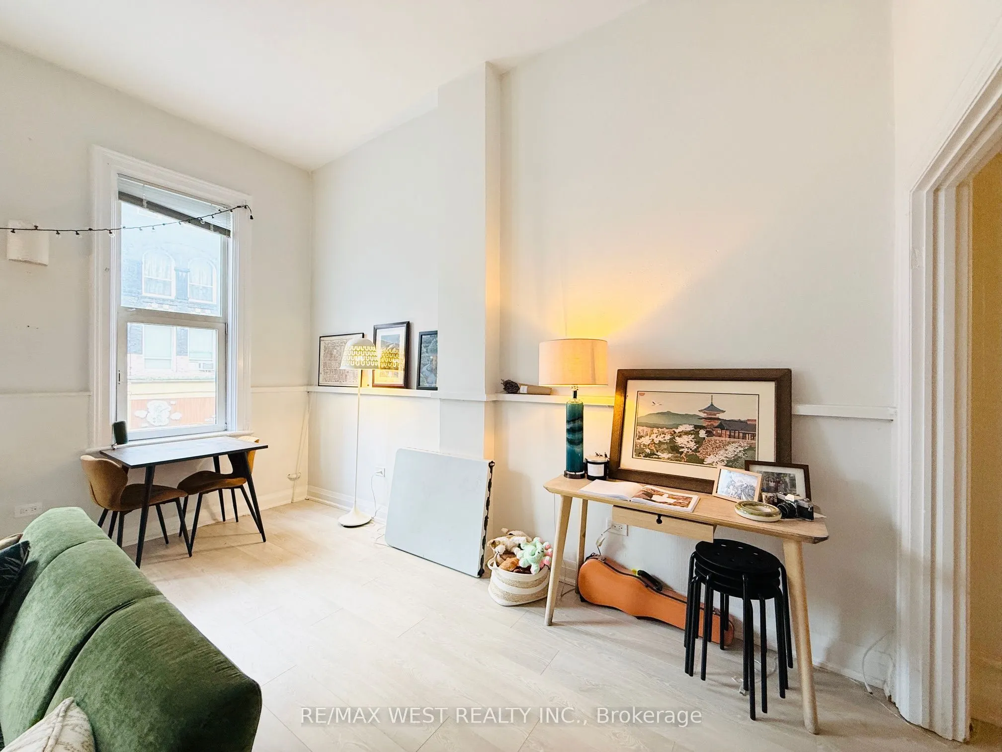 588 Yonge Street, #2nd Flr