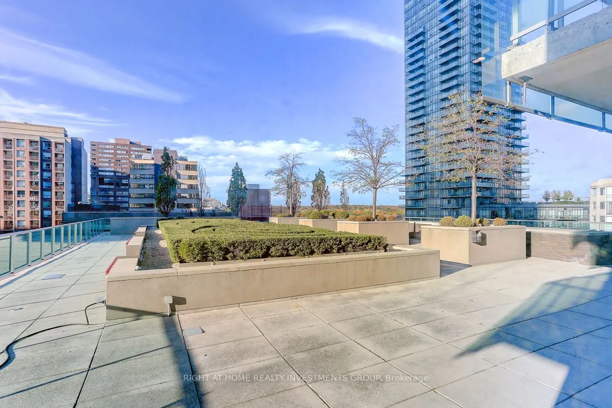 18 Yorkville Avenue, #704