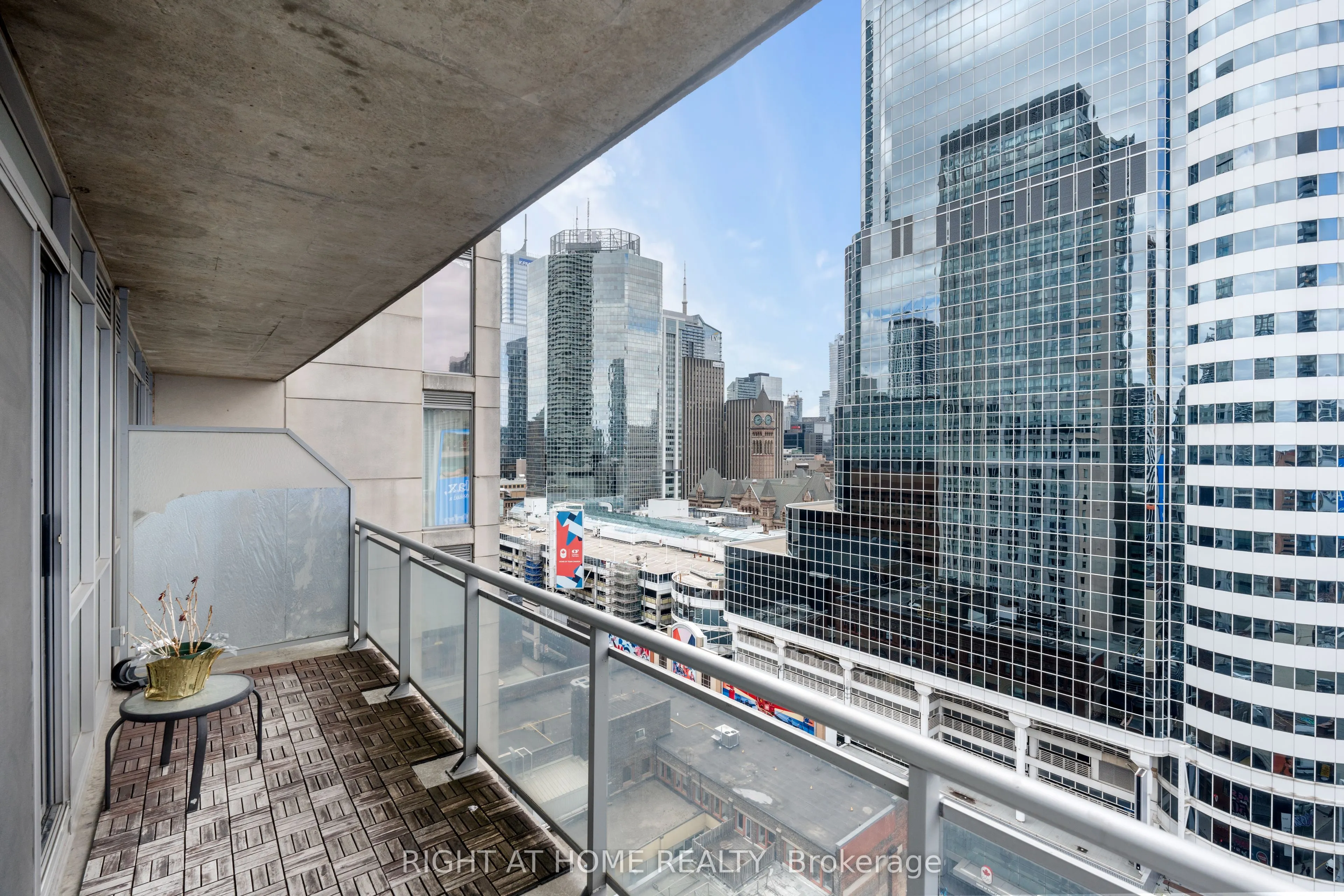 220 Victoria Street, #1809