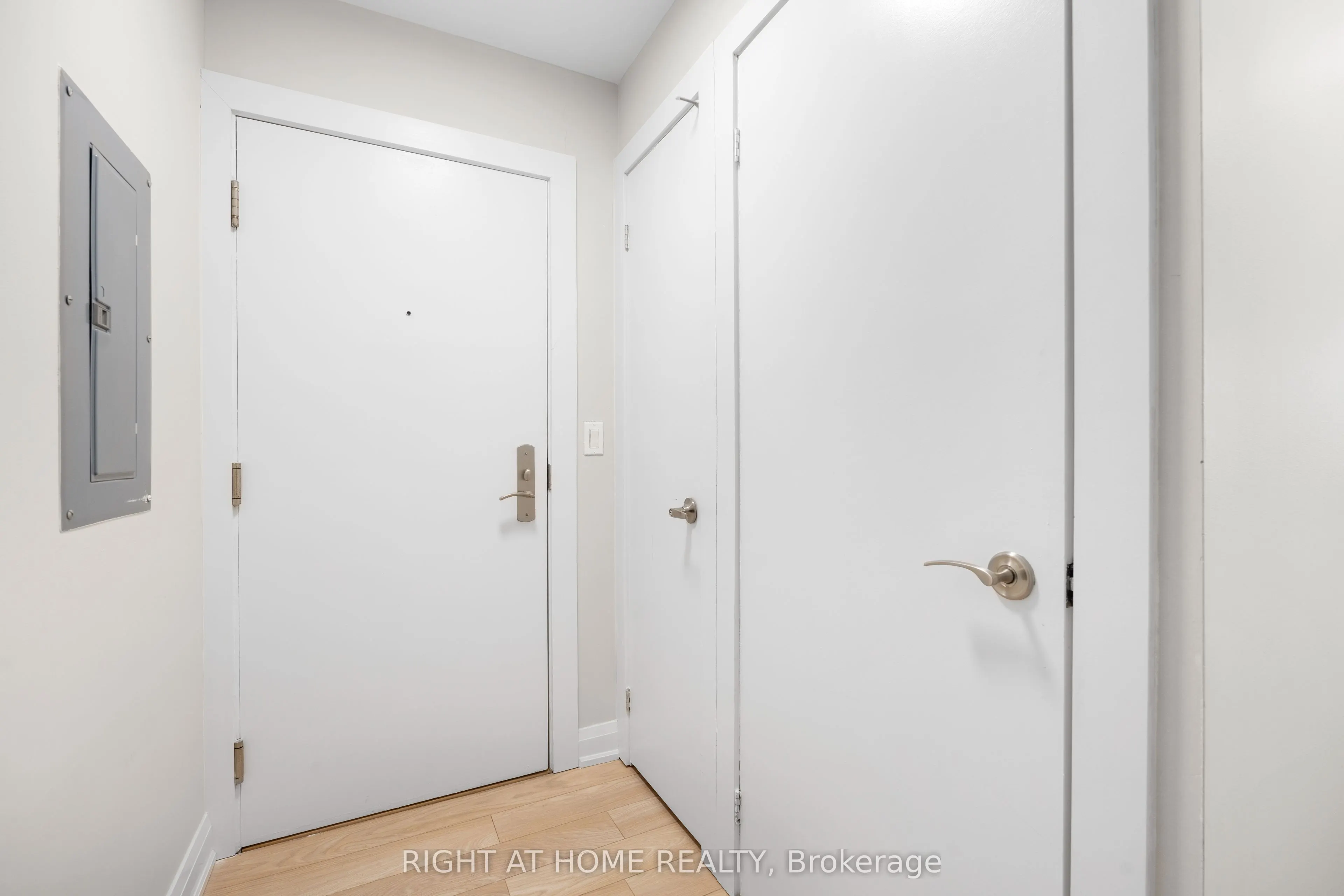 220 Victoria Street, #1809