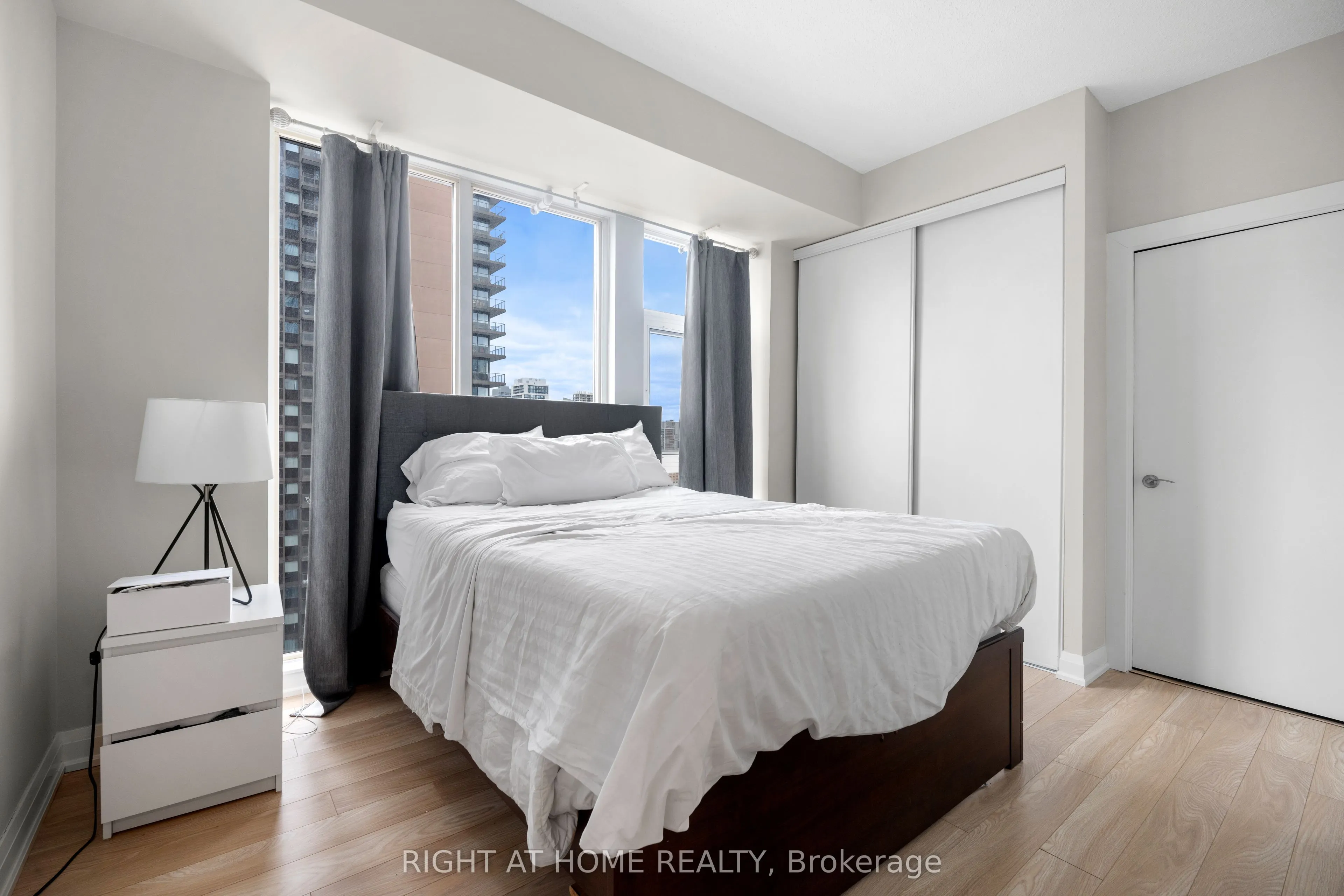220 Victoria Street, #1809