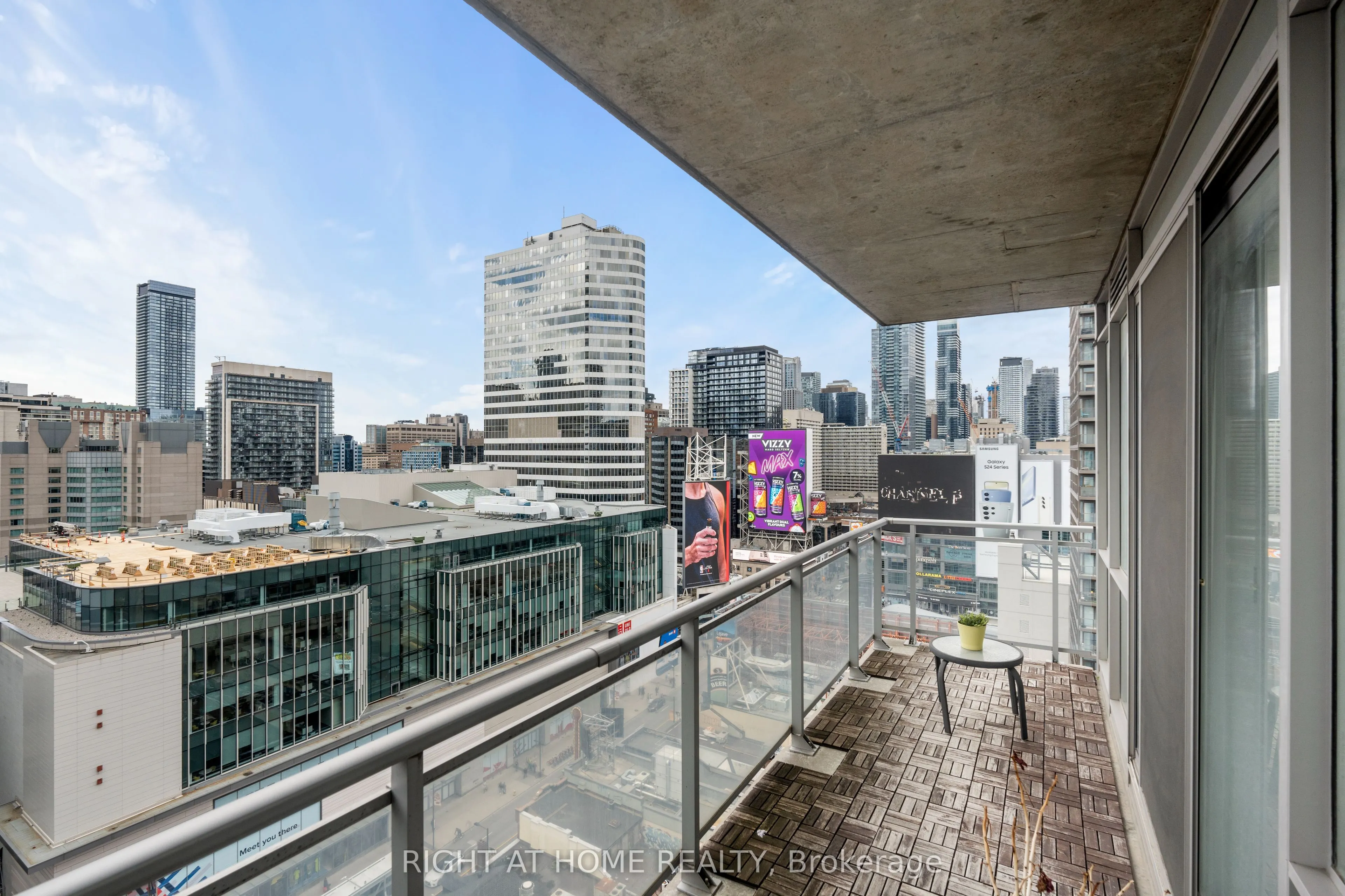 220 Victoria Street, #1809