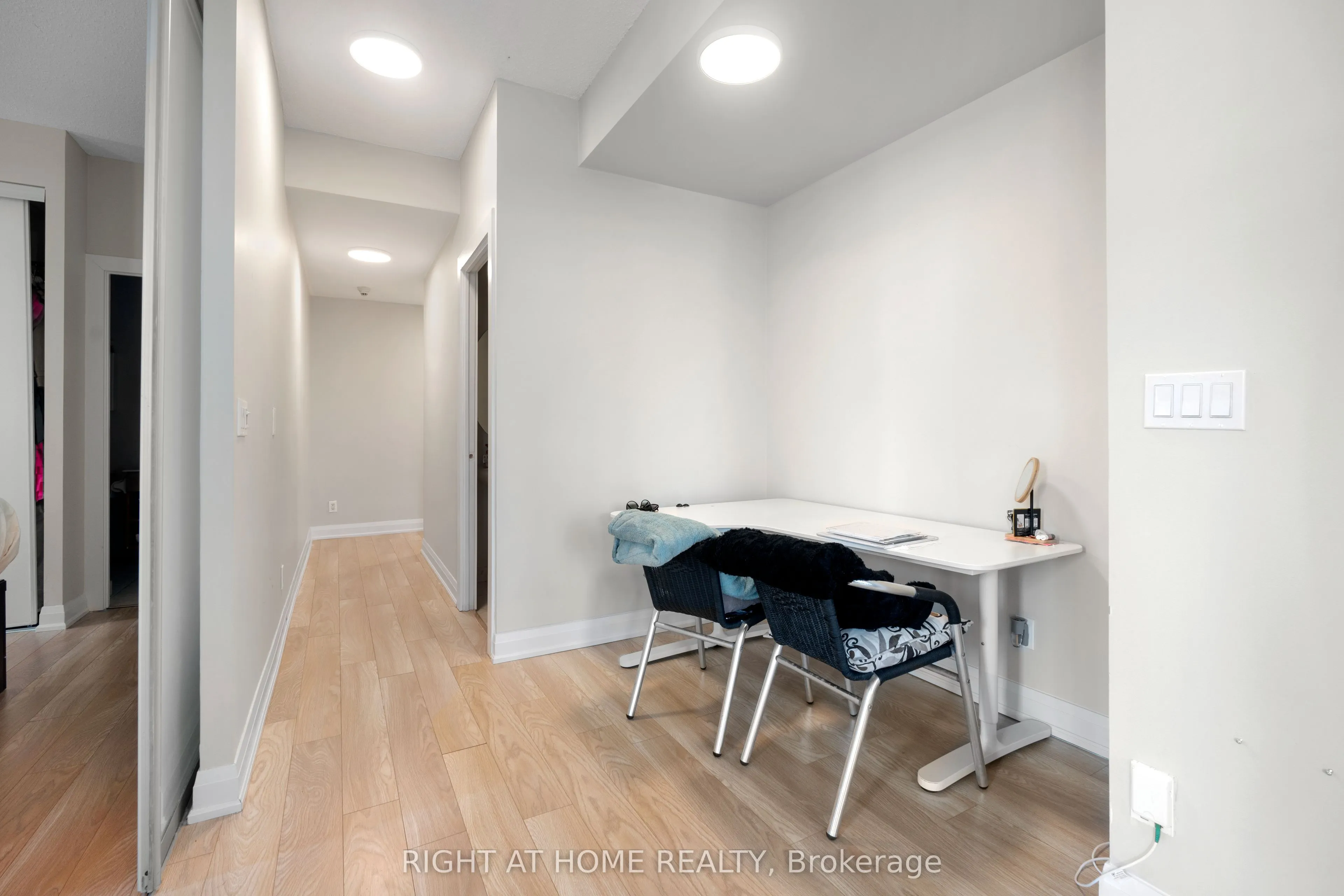 220 Victoria Street, #1809