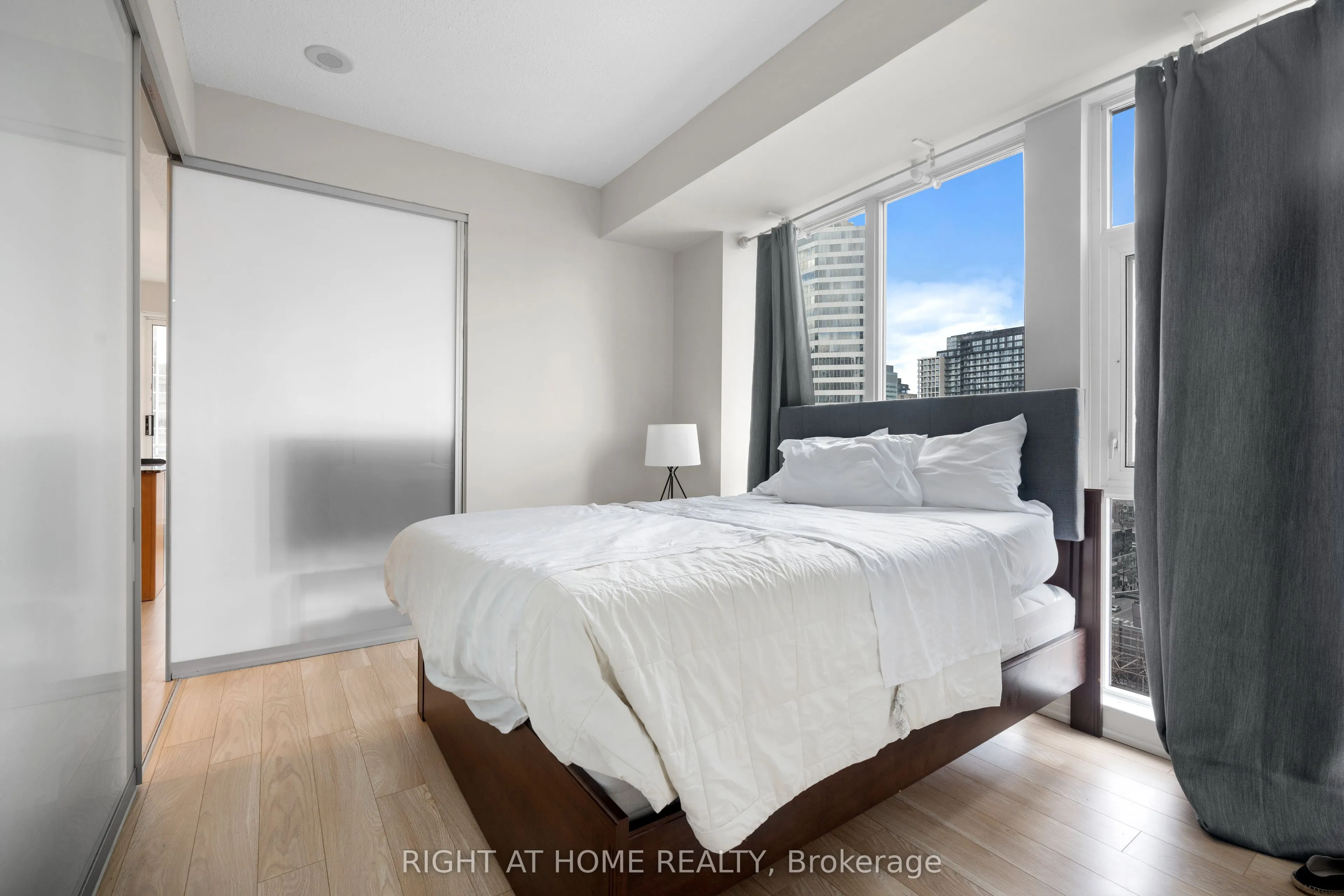 220 Victoria Street, #1809