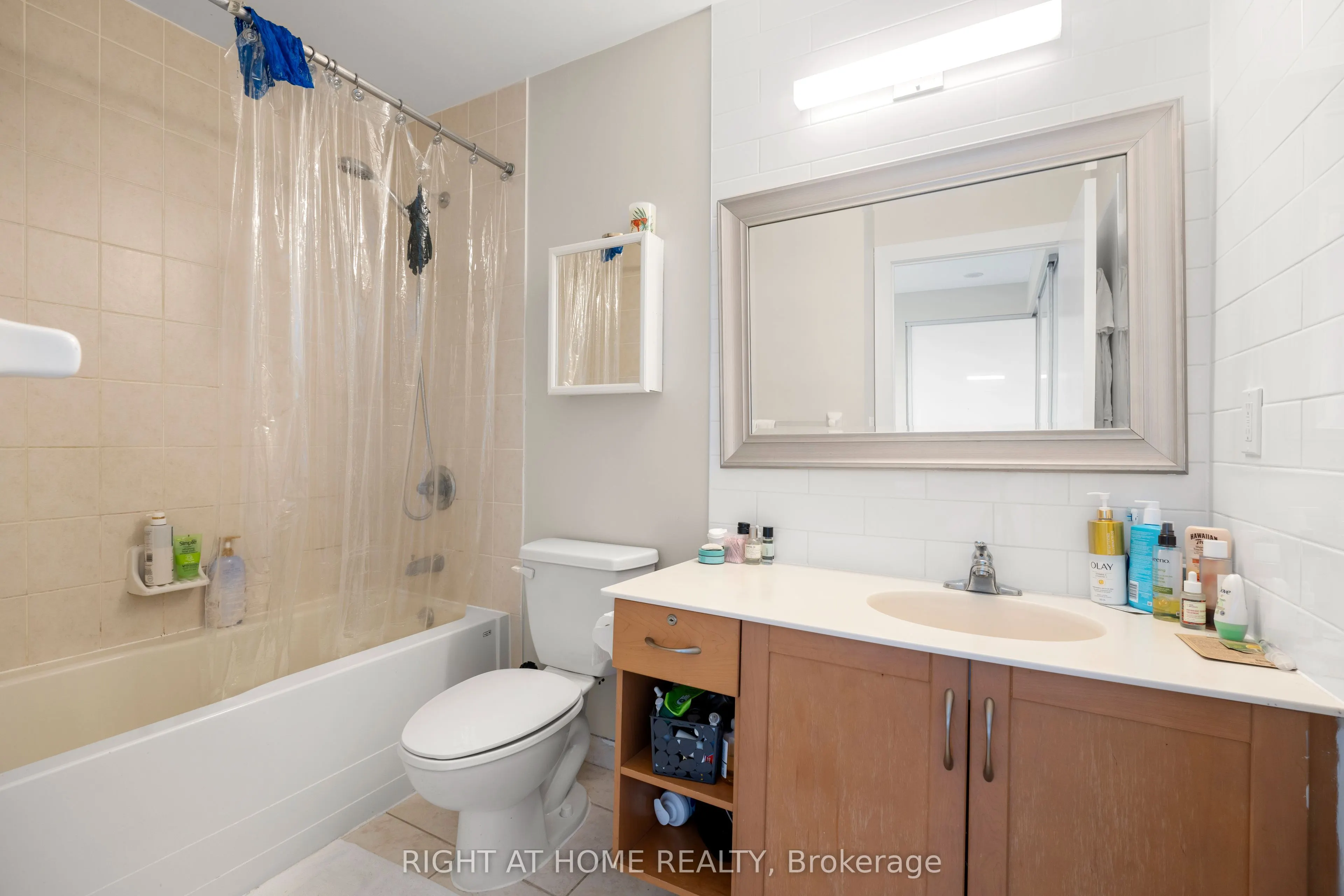 220 Victoria Street, #1809