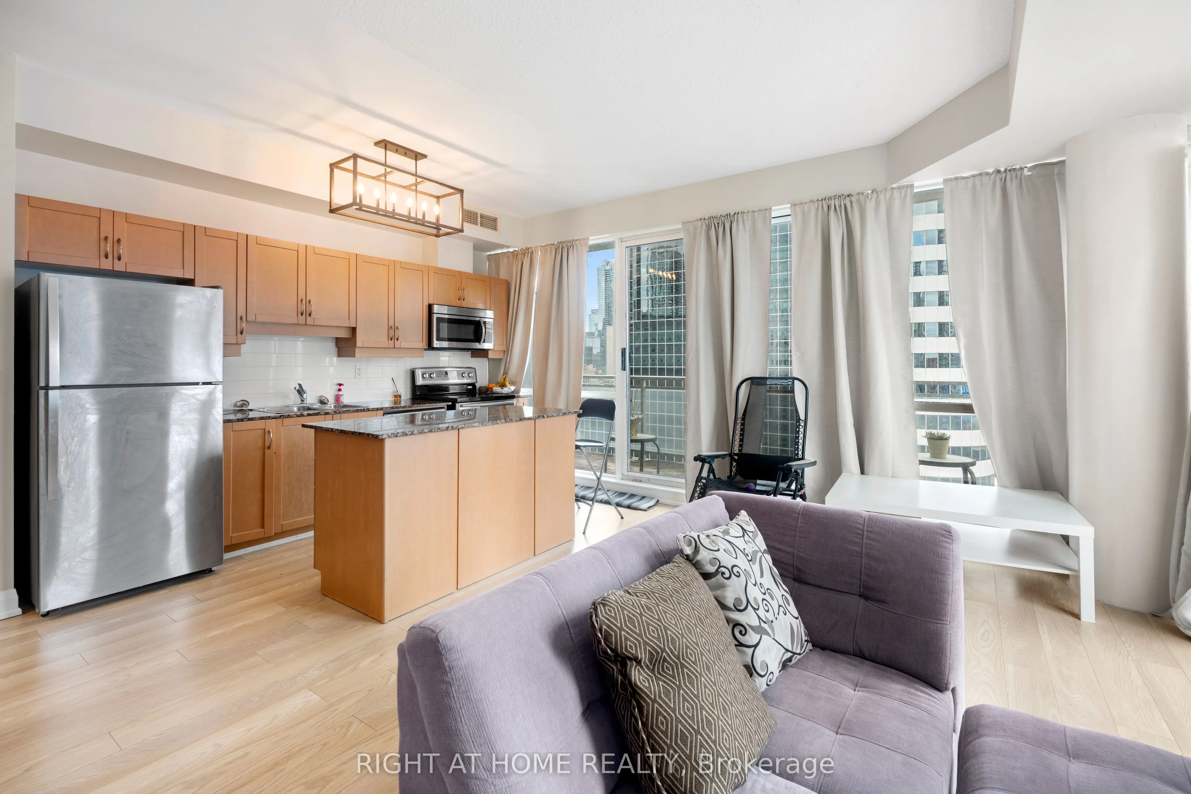 220 Victoria Street, #1809