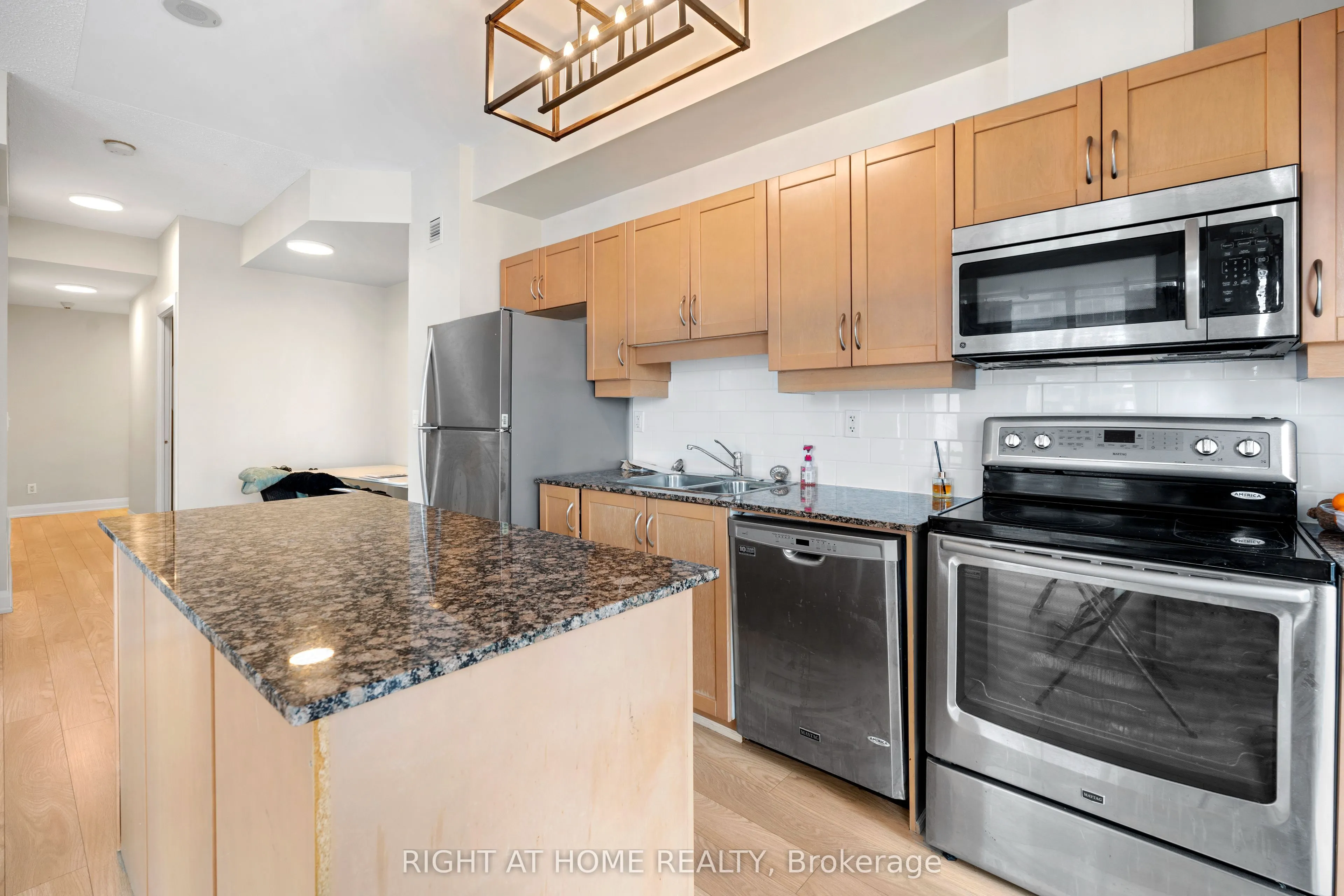 220 Victoria Street, #1809