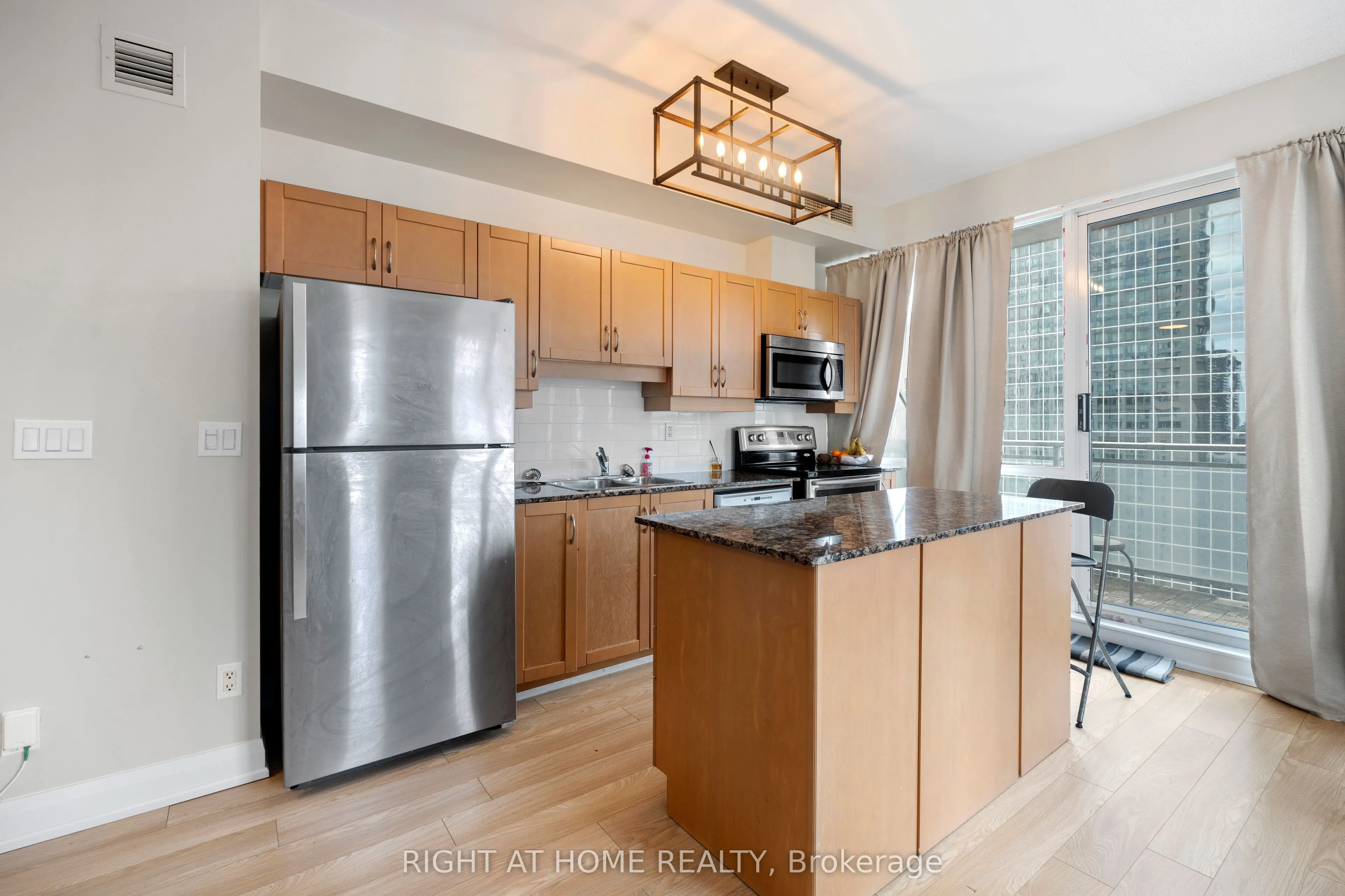 220 Victoria Street, #1809