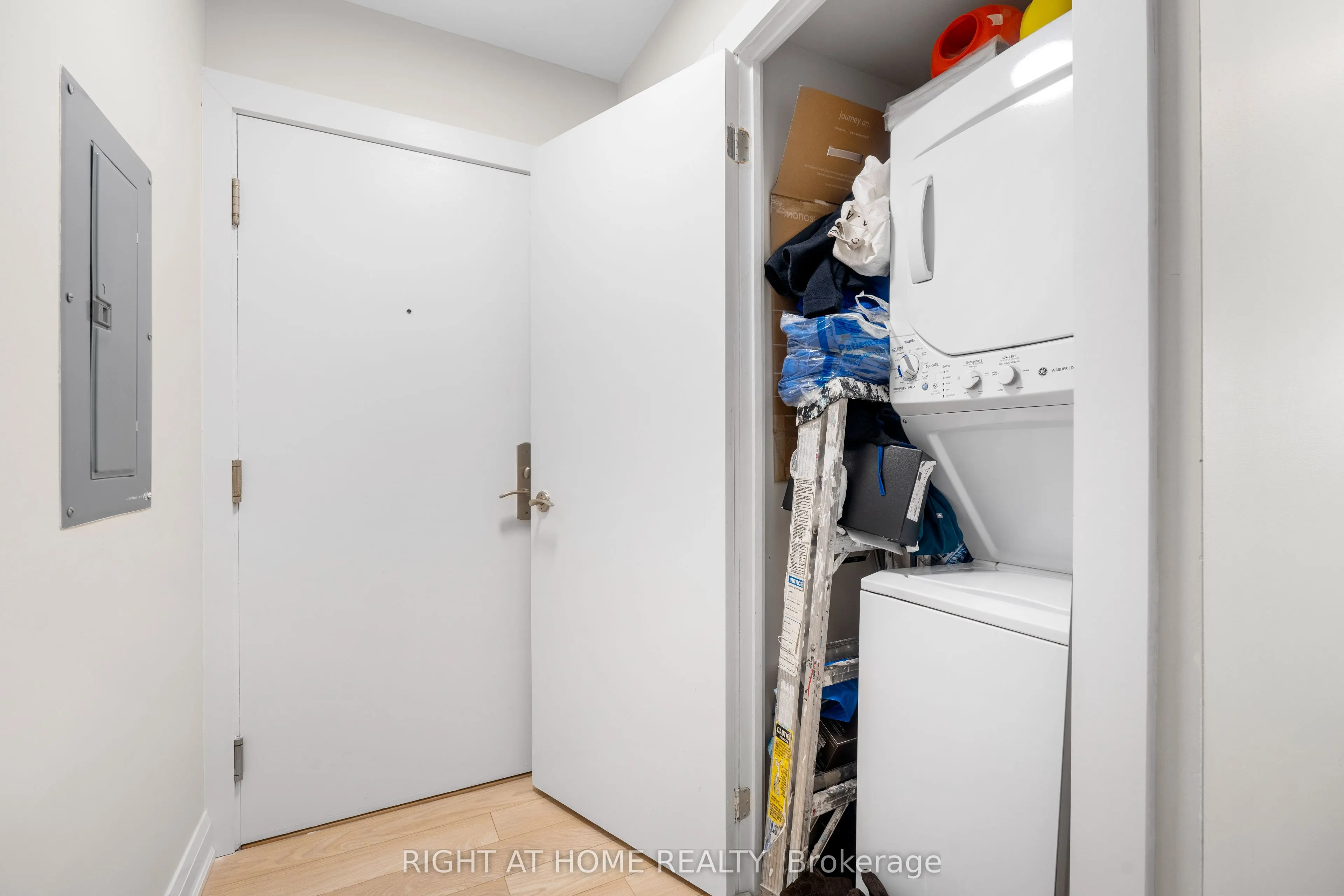 220 Victoria Street, #1809
