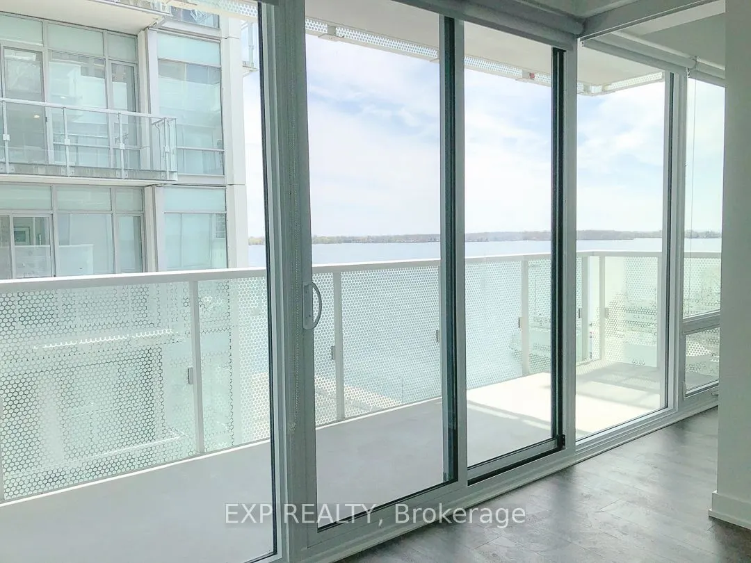 15 Queens Quay E Quay, #810