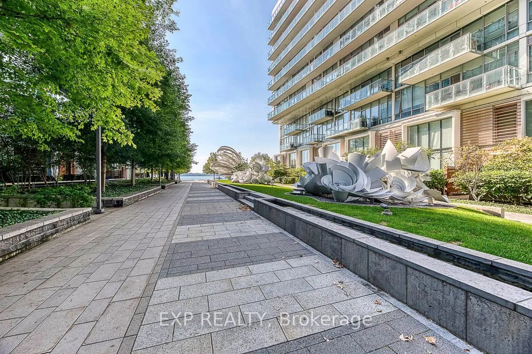 15 Queens Quay E Quay, #810