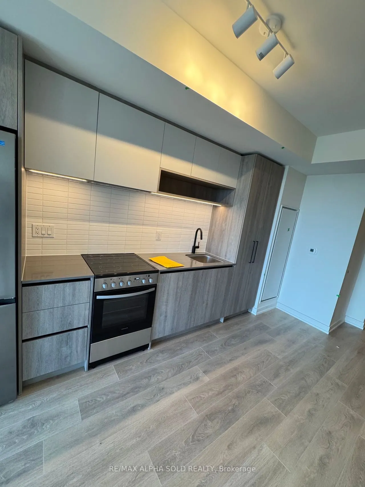 181 Sterling Road, #LPH03