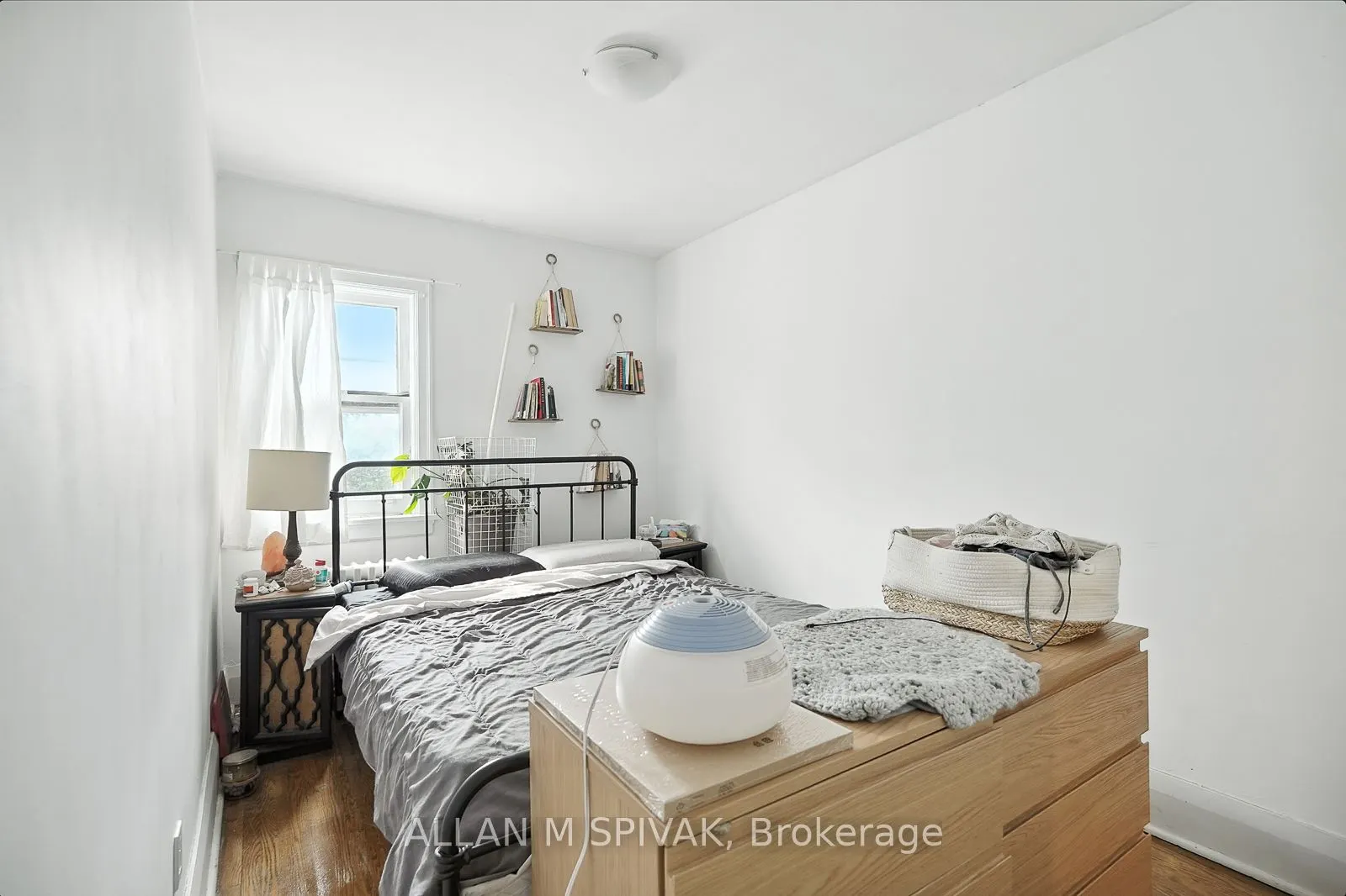 527 Eglinton Avenue W