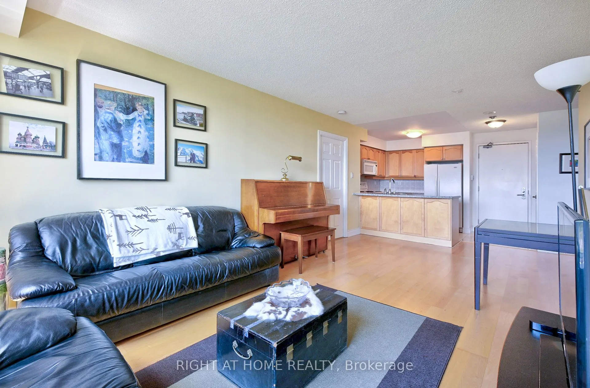 78 Harrison Garden Boulevard, #1011