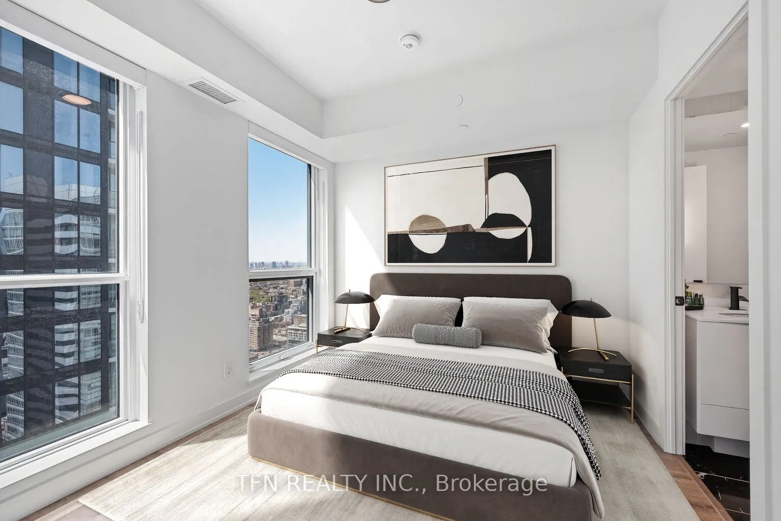 327 King Street W, #4704