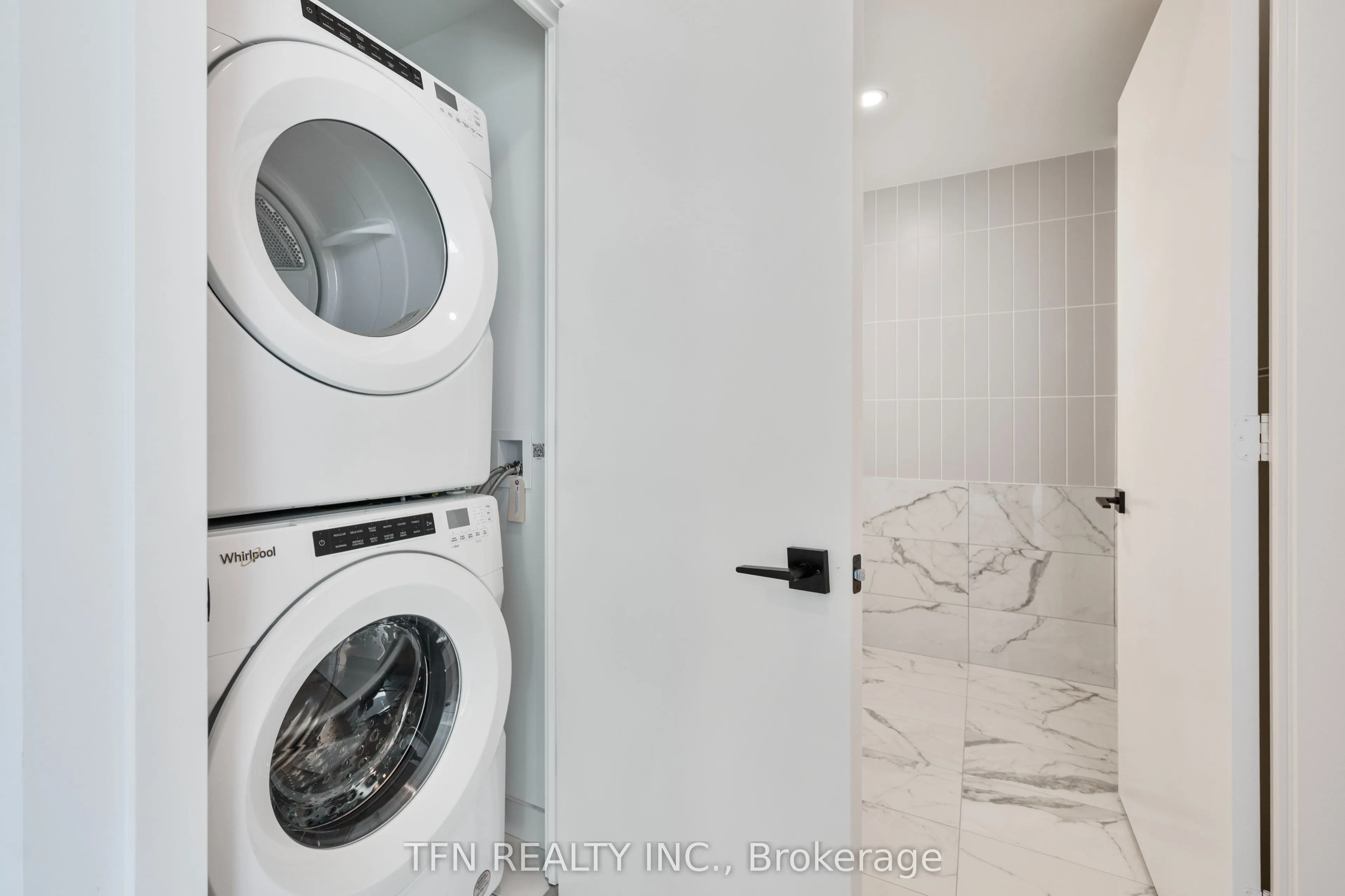 327 King Street W, #4704