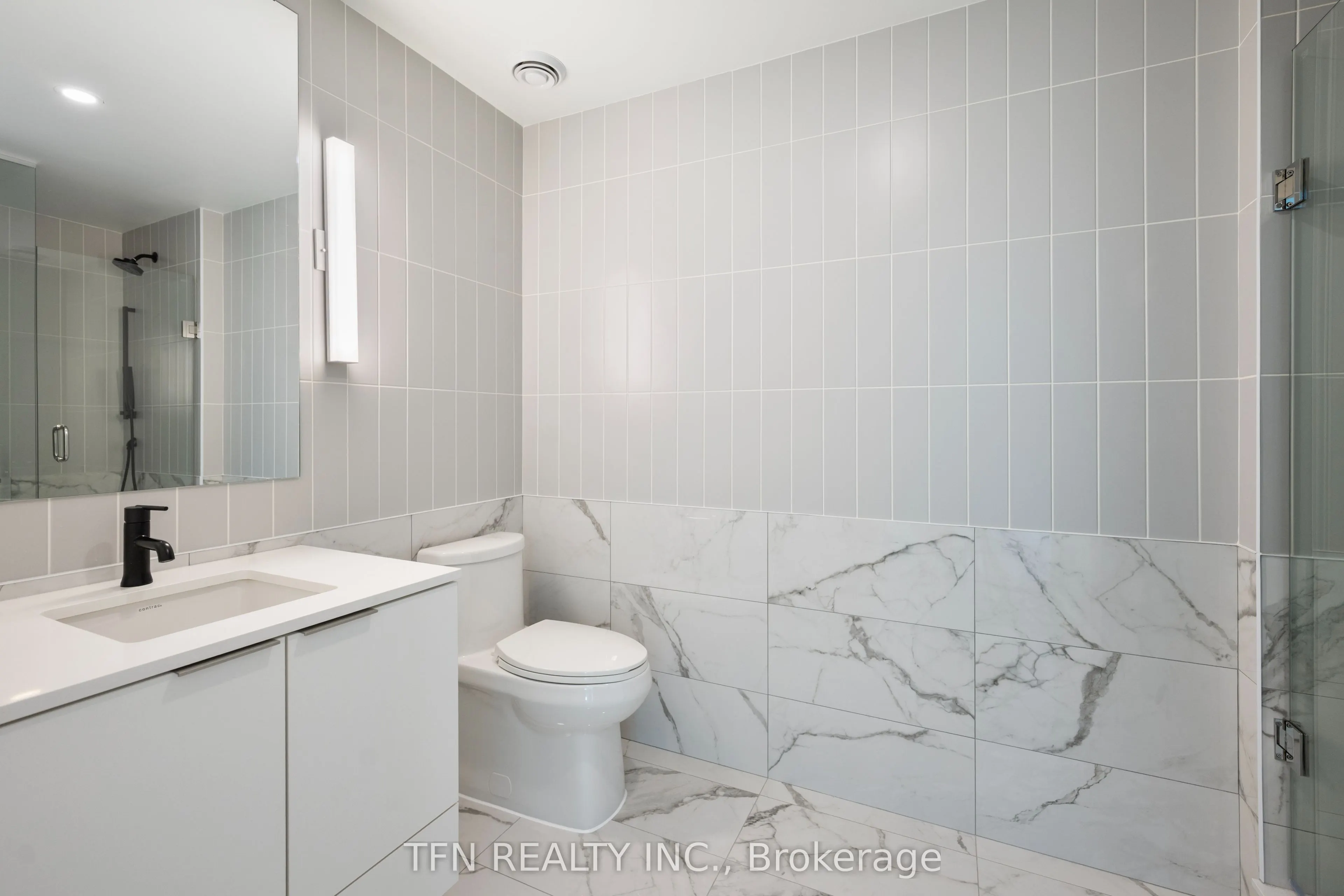 327 King Street W, #4704