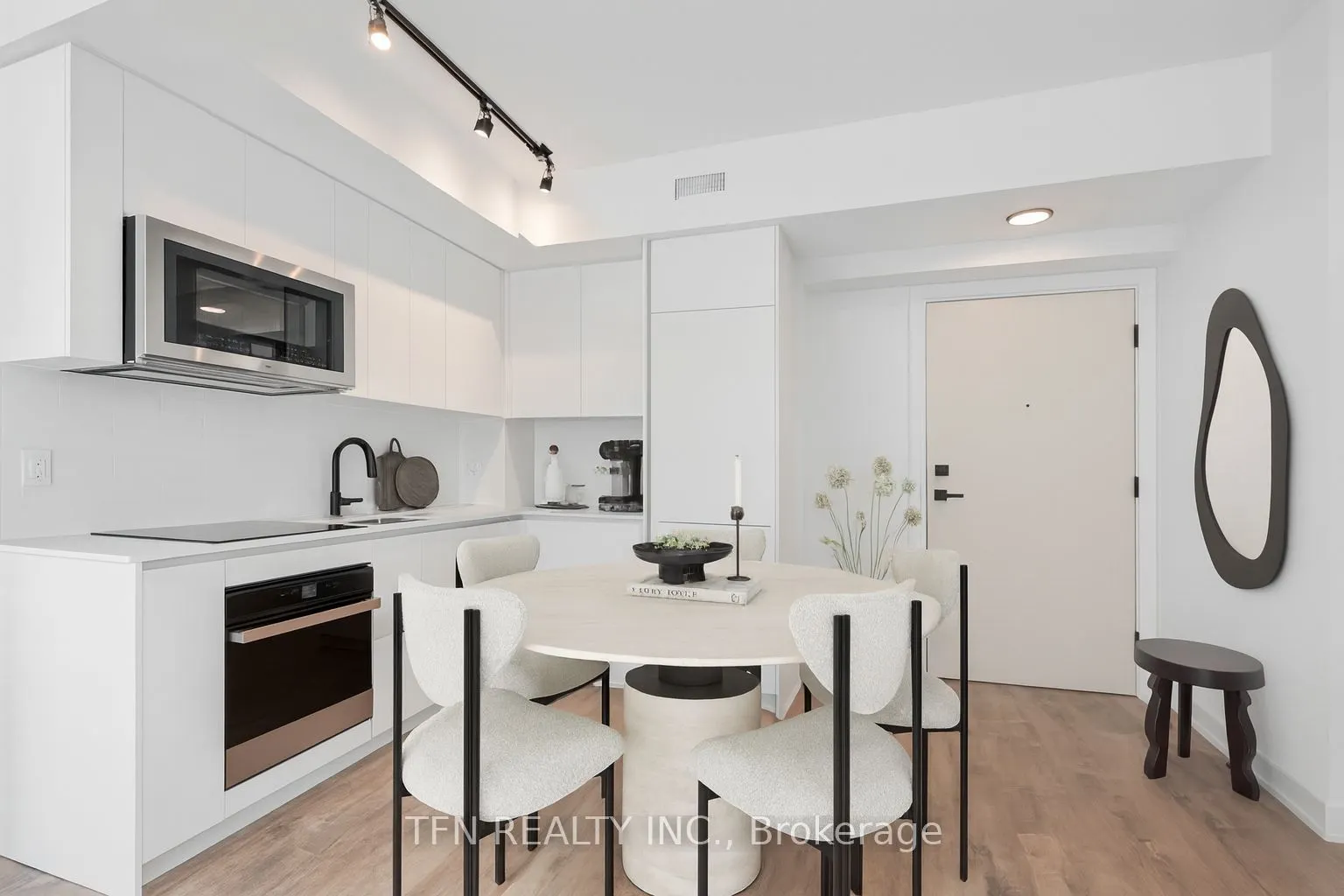 327 King Street W, #4704