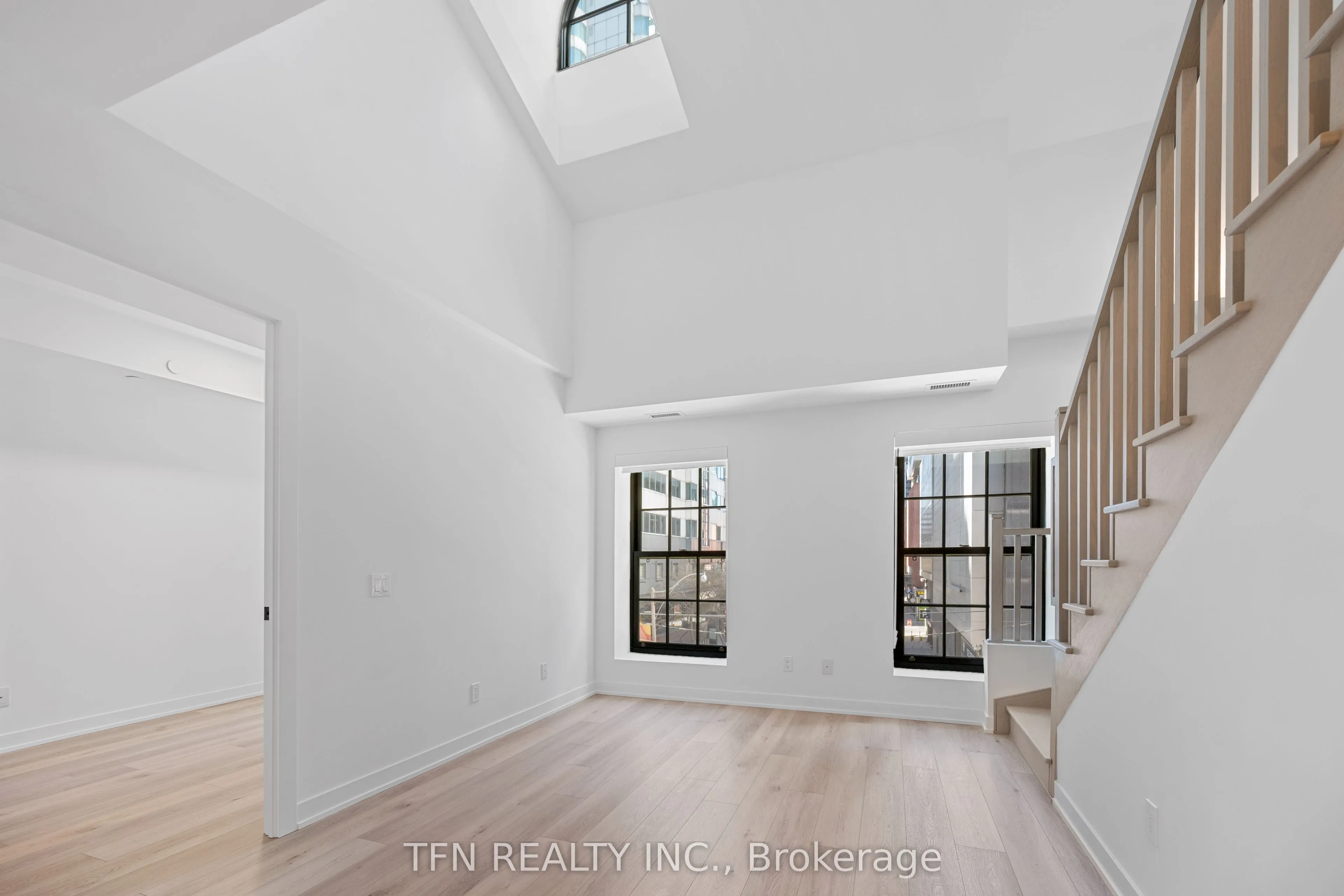327 King Street W, #306