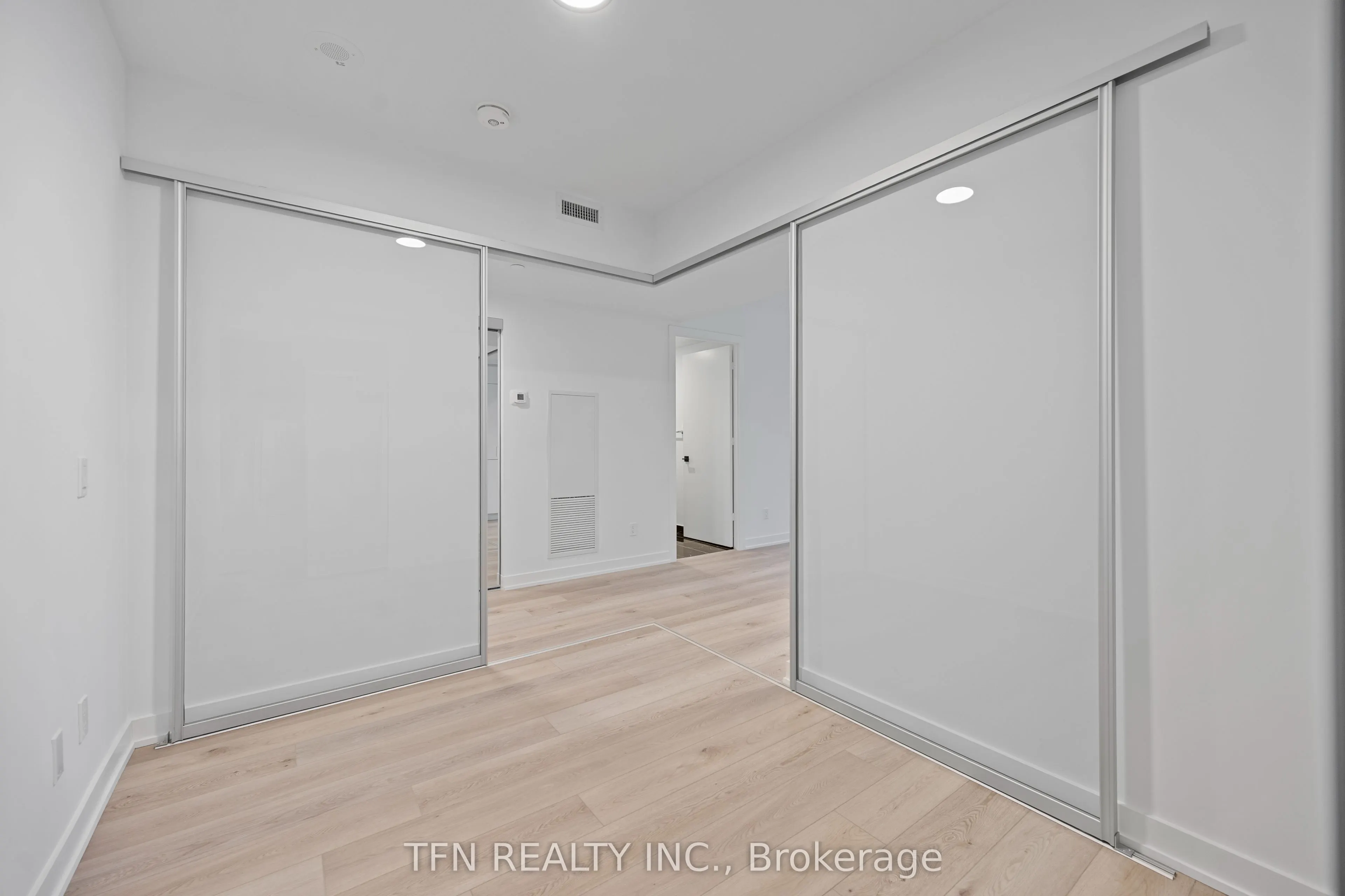 327 King Street W, #306