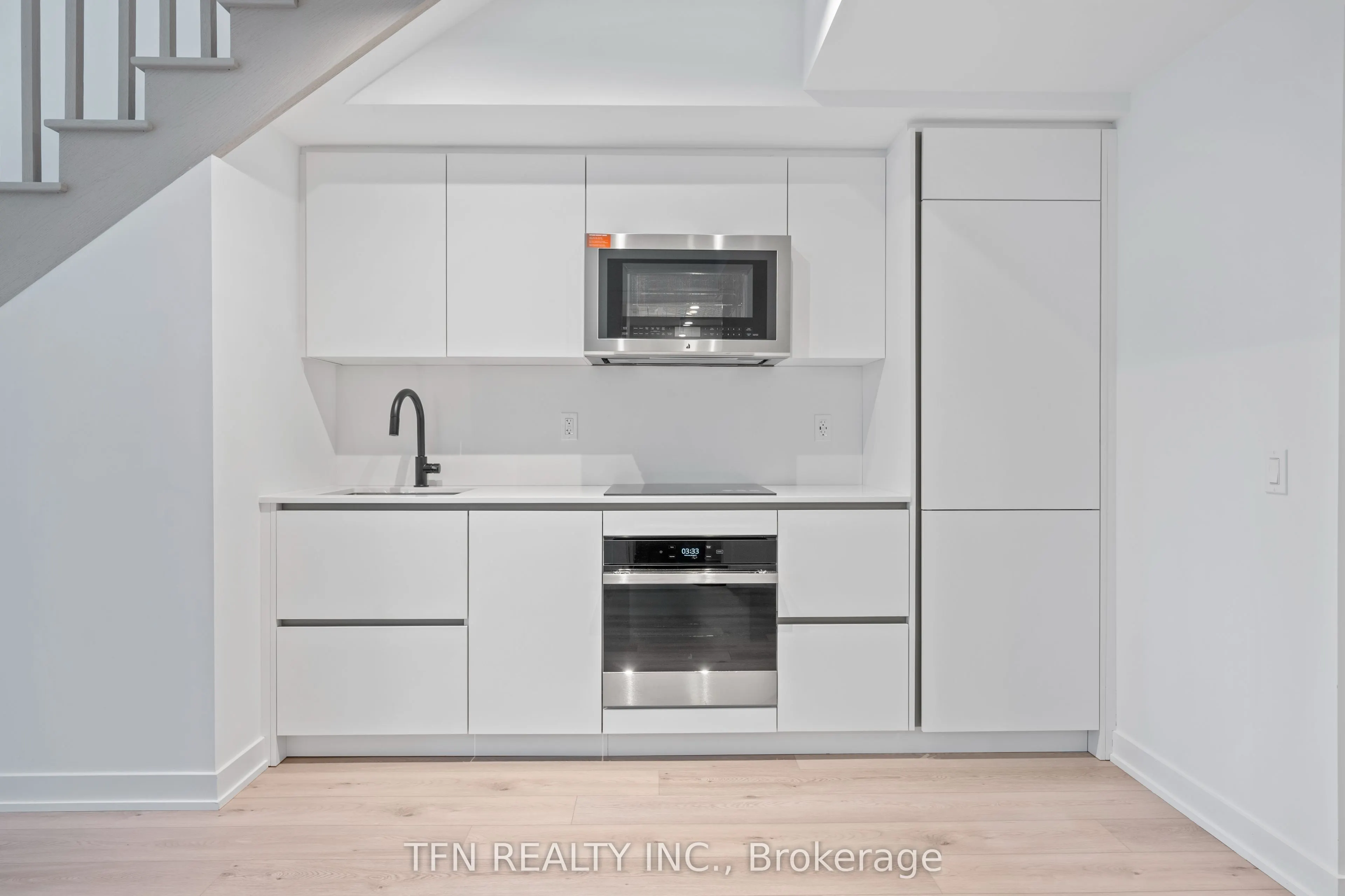 327 King Street W, #306