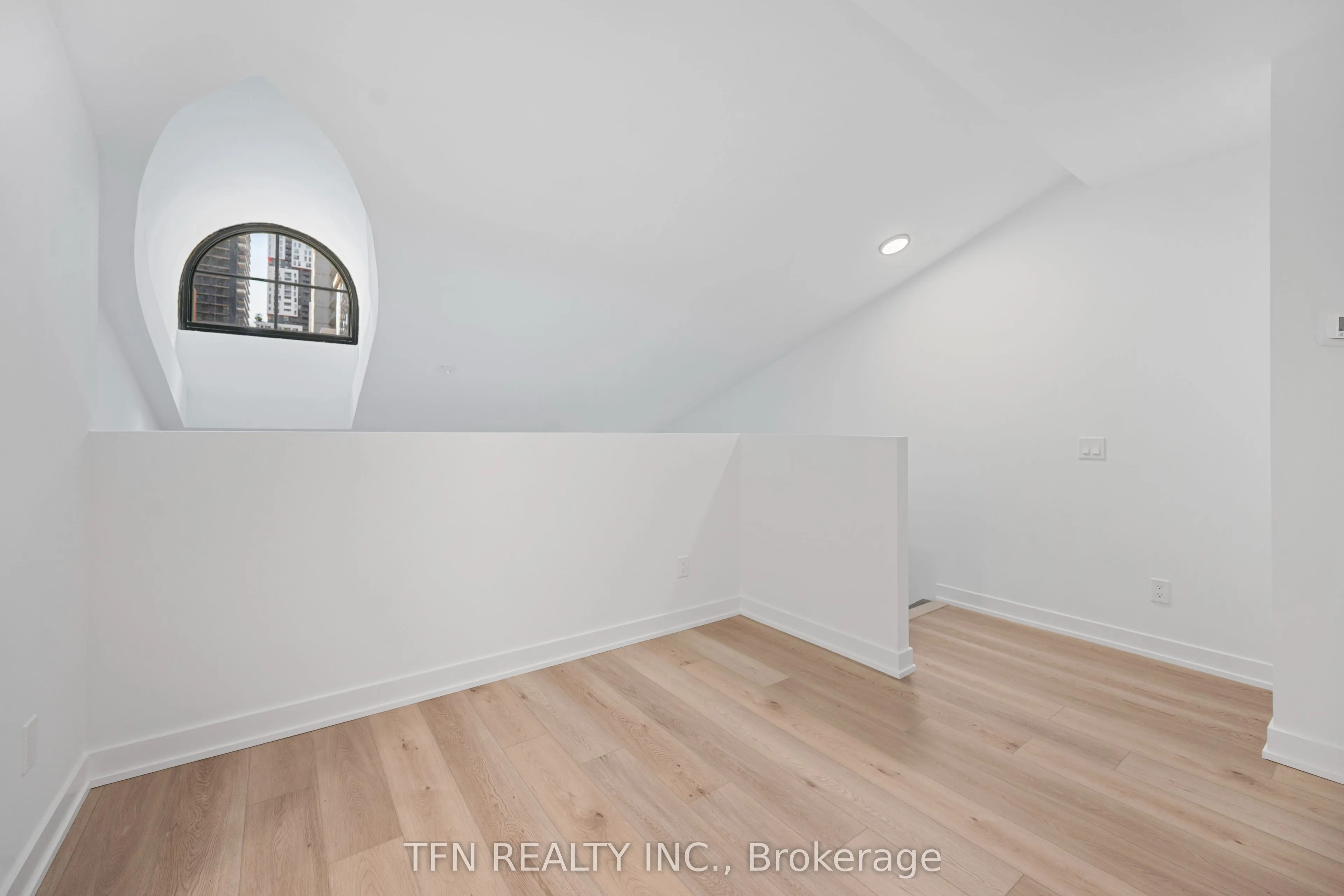 327 King Street W, #306