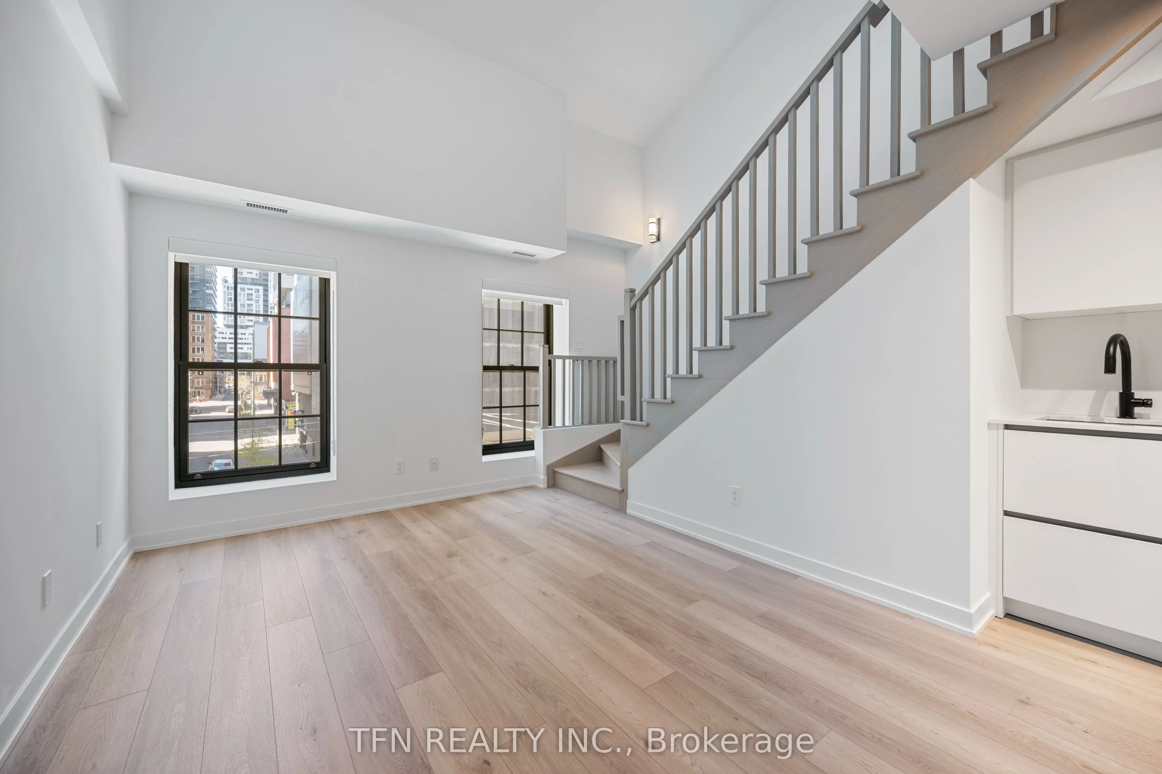 327 King Street W, #306