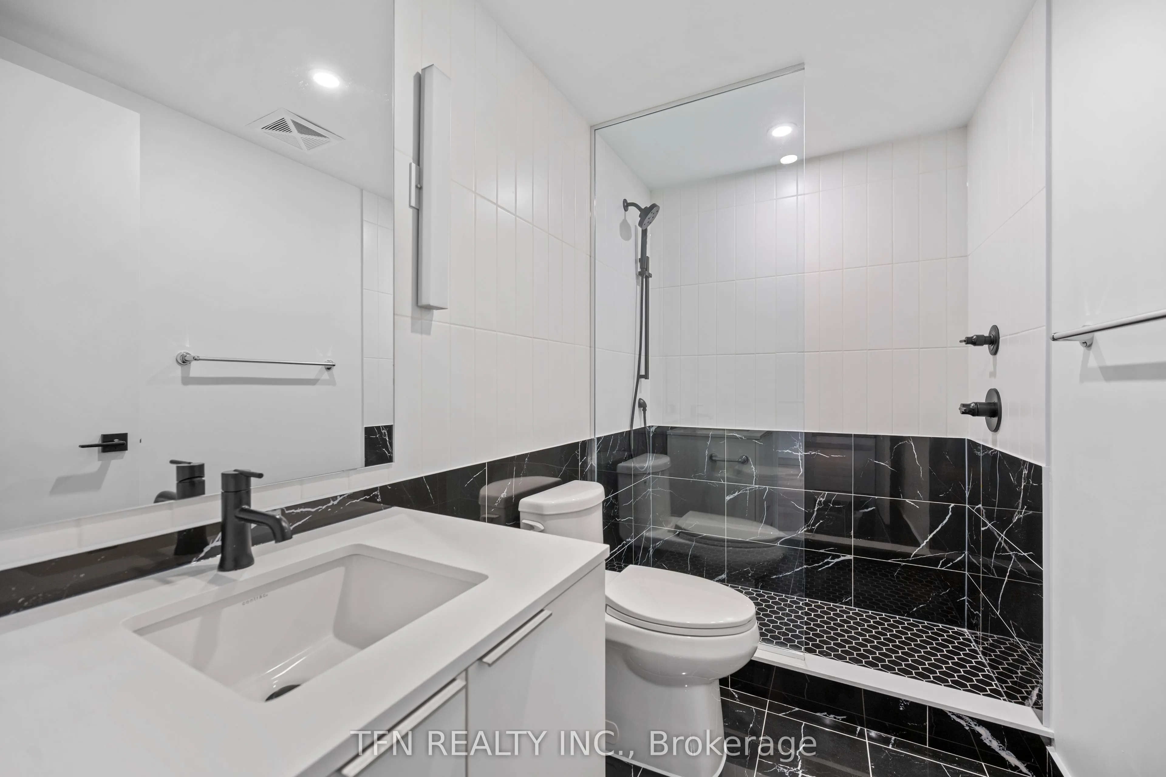 327 King Street W, #306