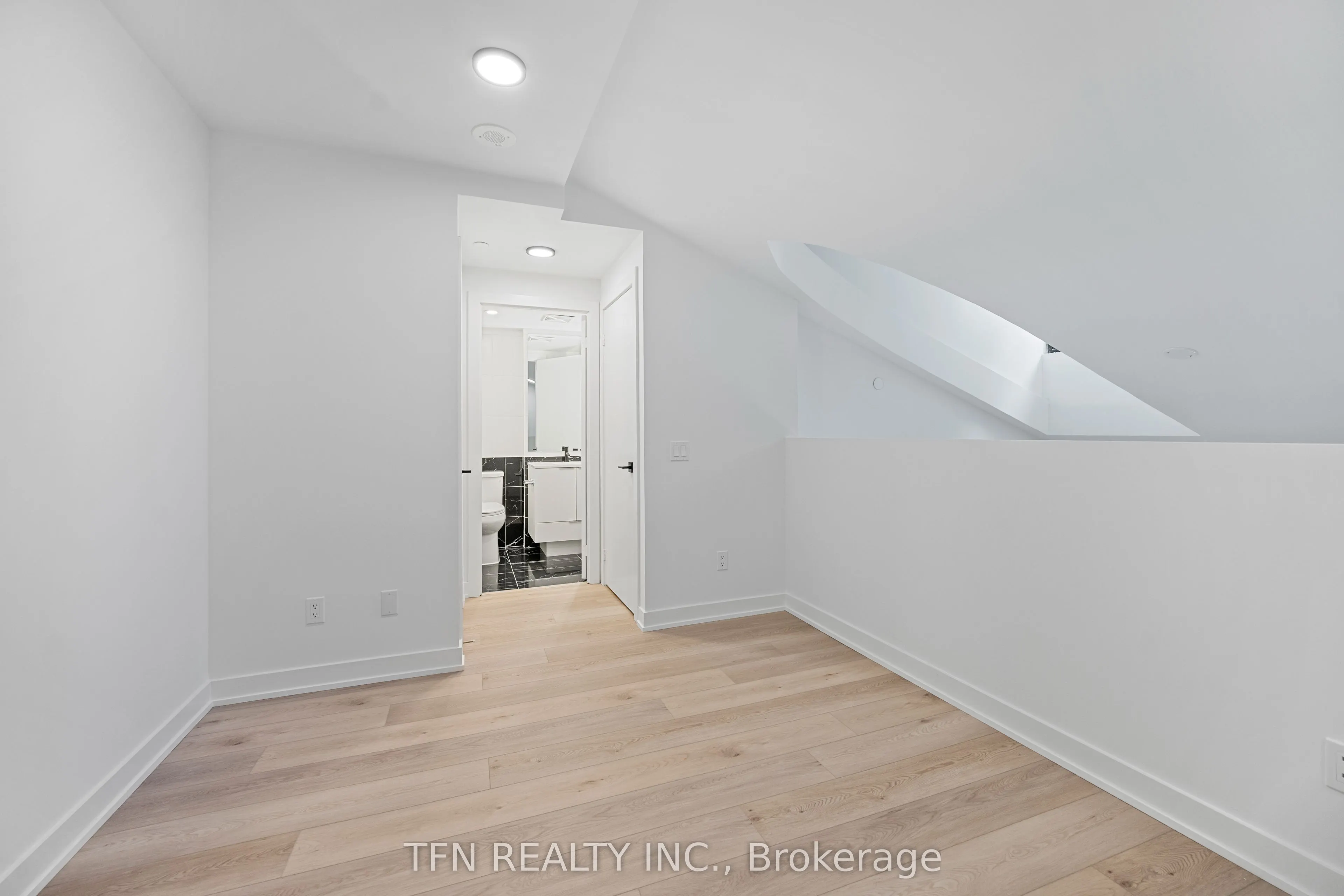 327 King Street W, #306