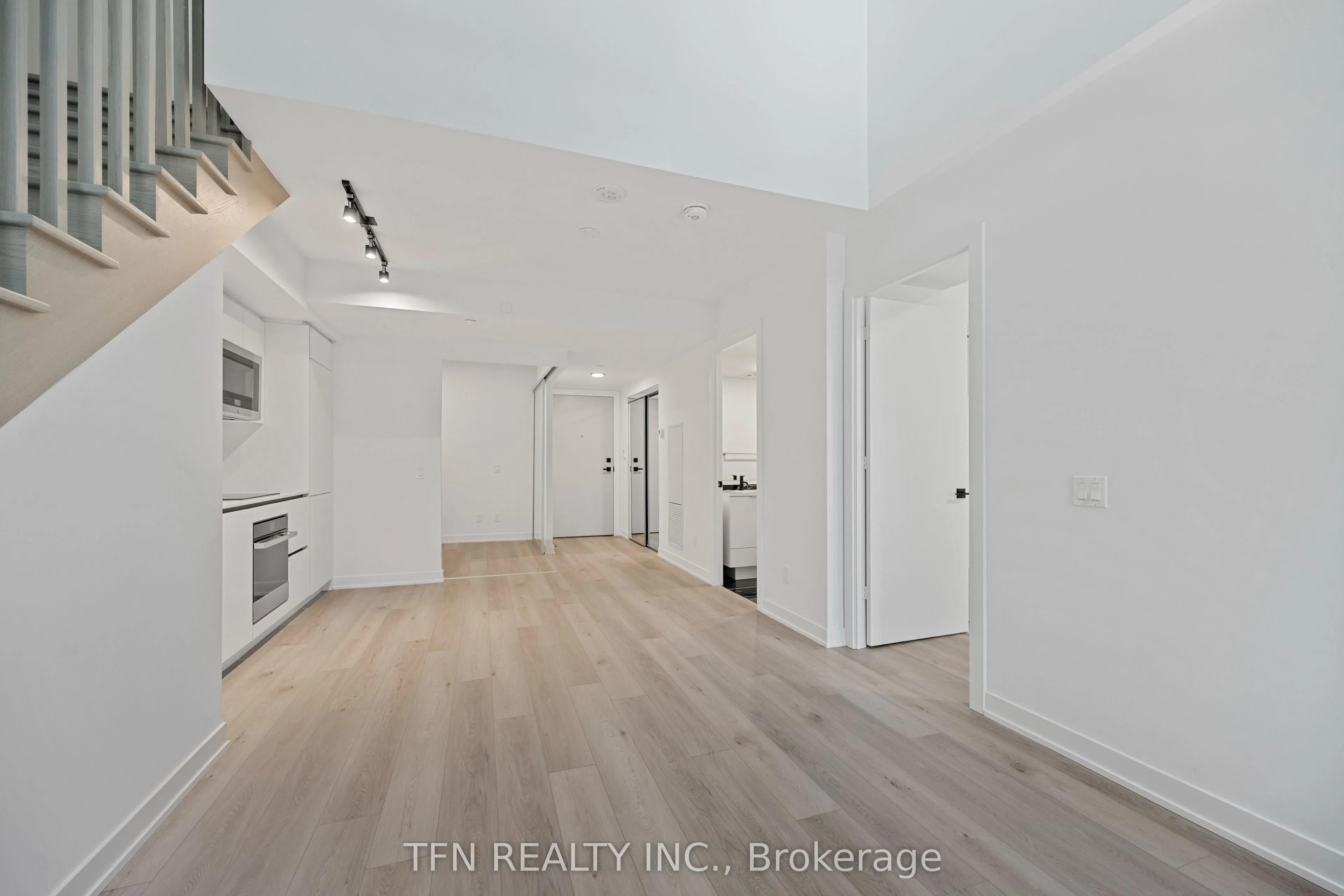 327 King Street W, #306