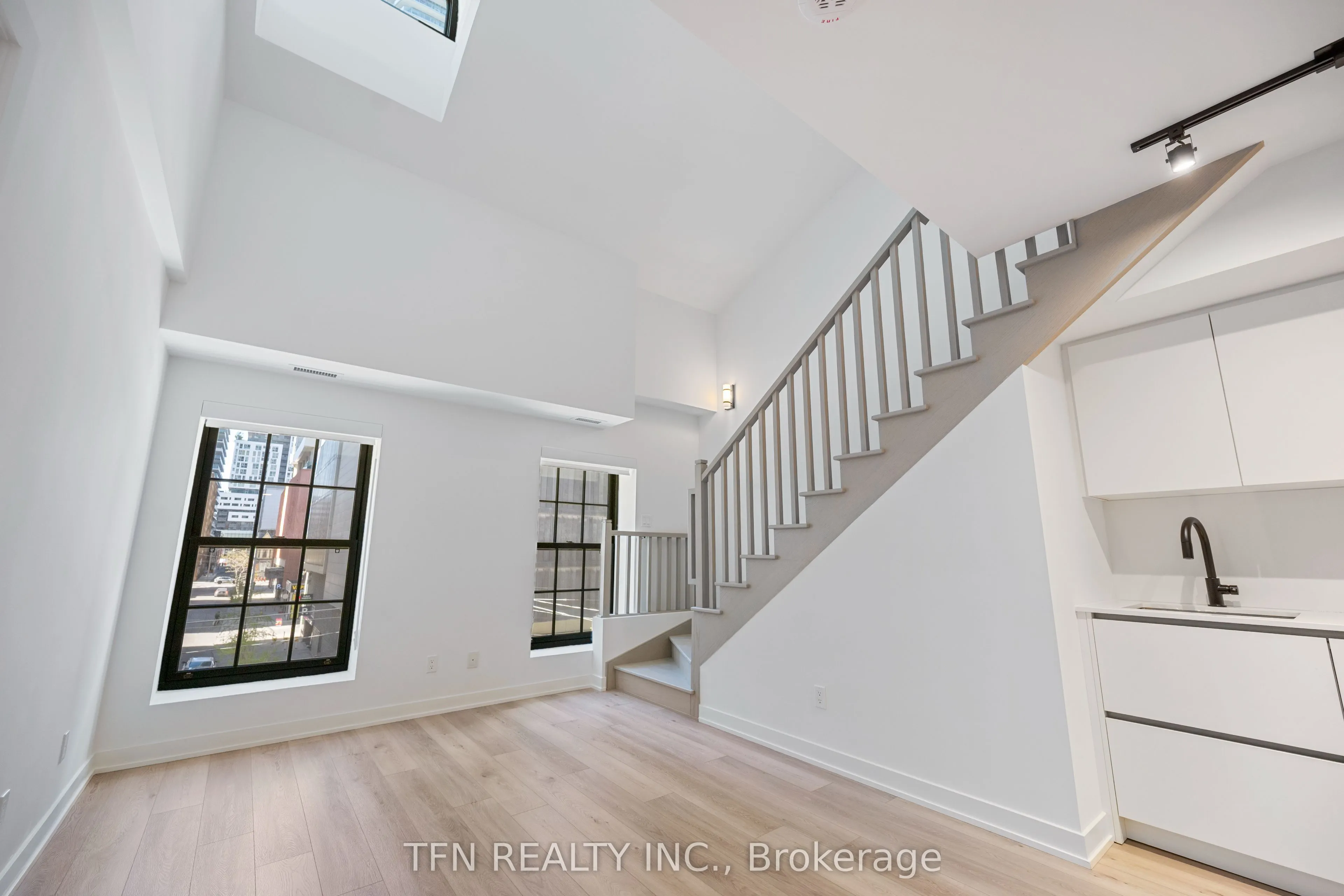 327 King Street W, #306